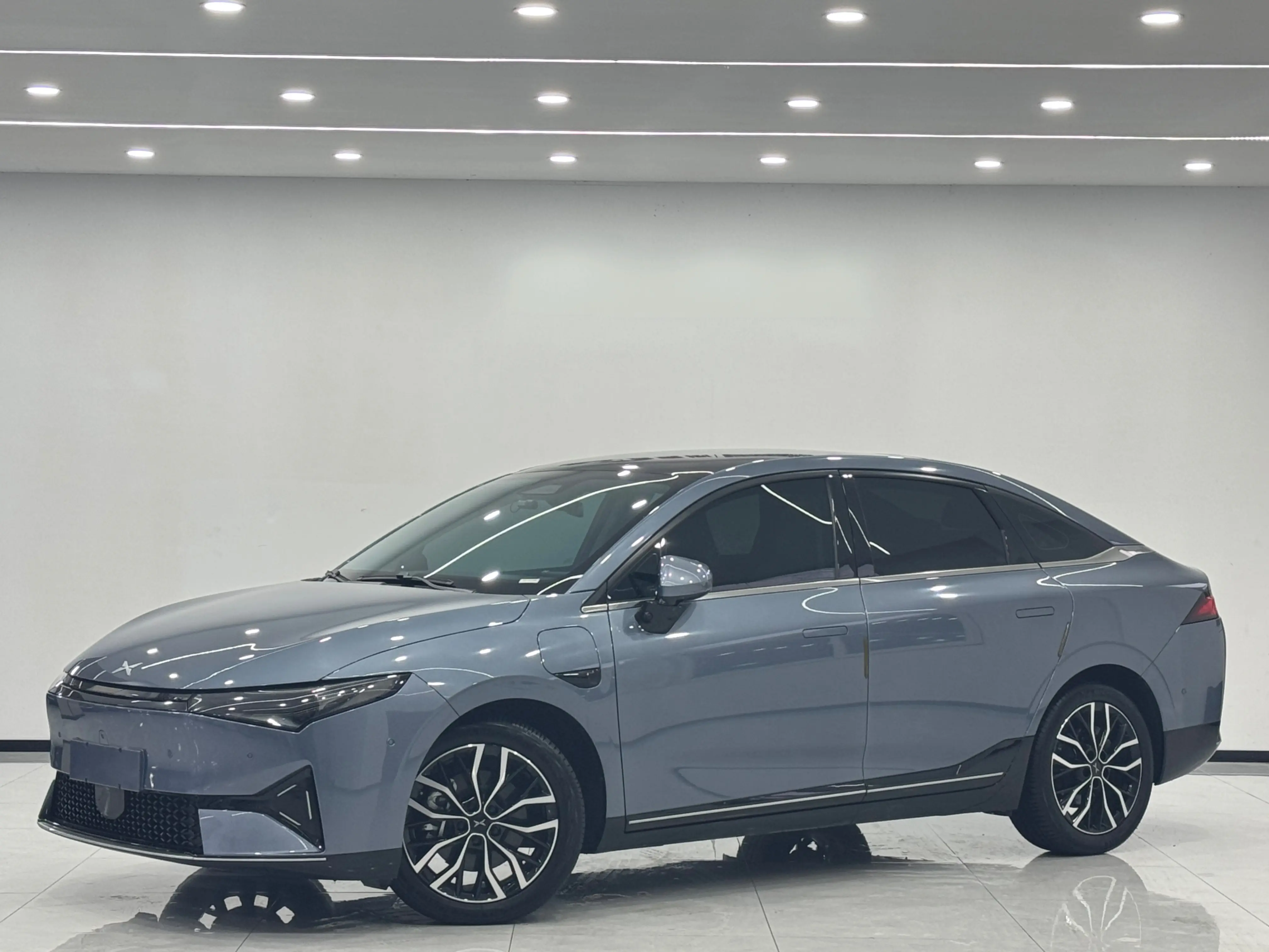 Xpeng P5  из Китая