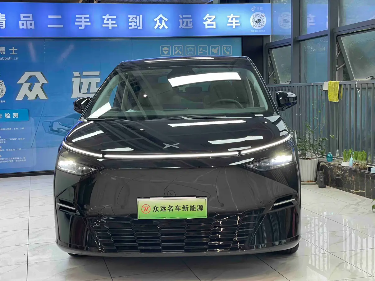 Xpeng X9  из Китая