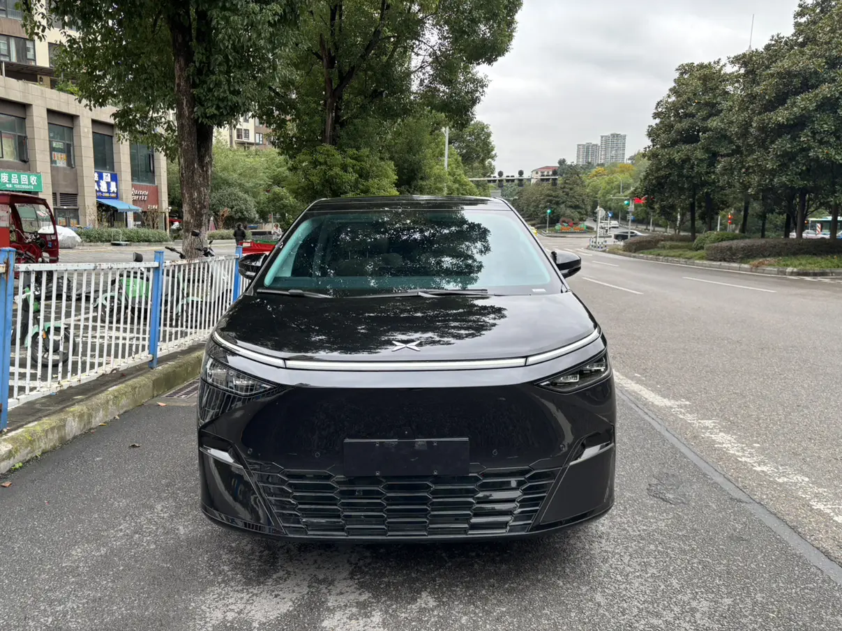 Xpeng X9  из Китая