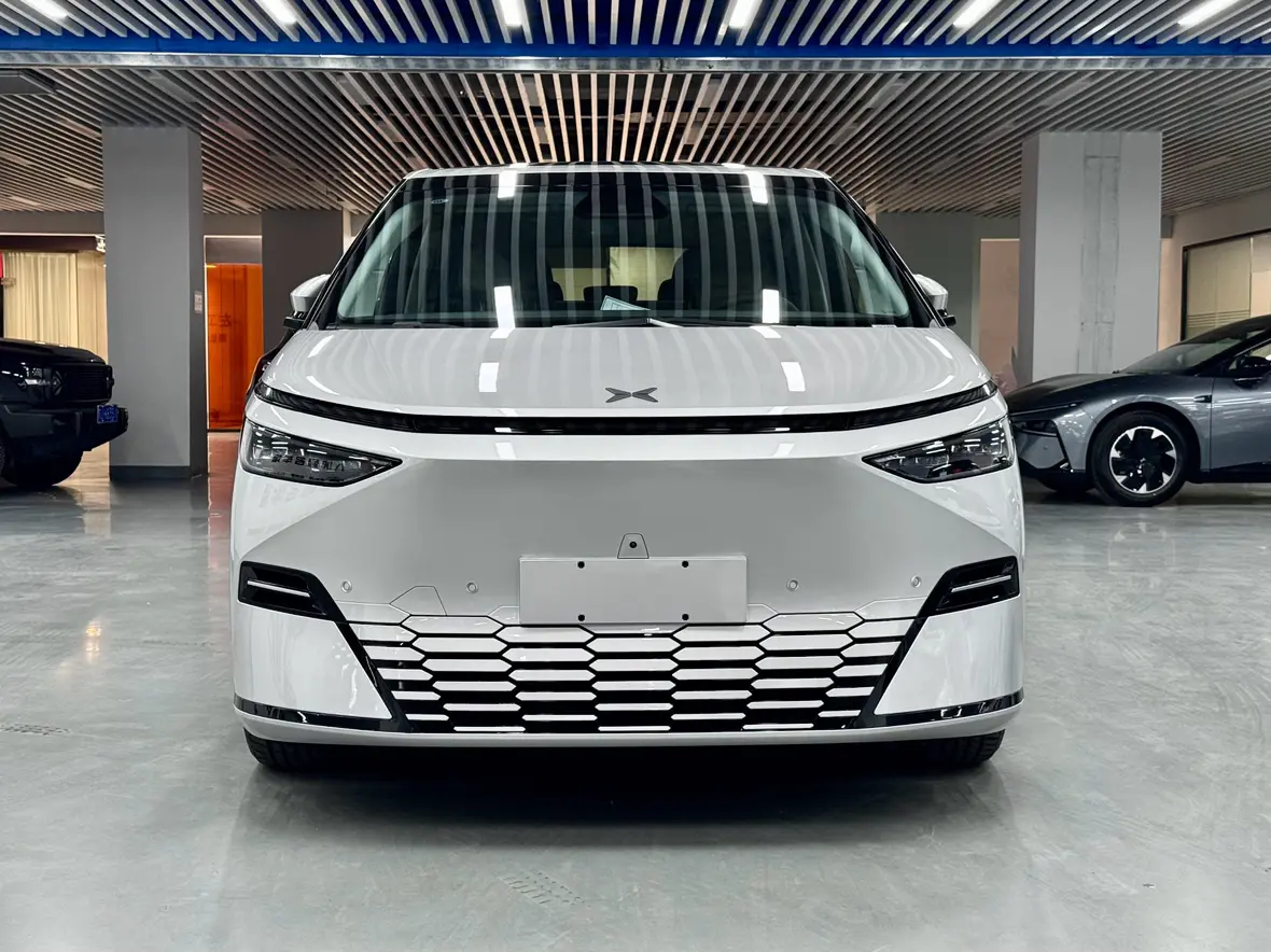 Xpeng X9  из Китая