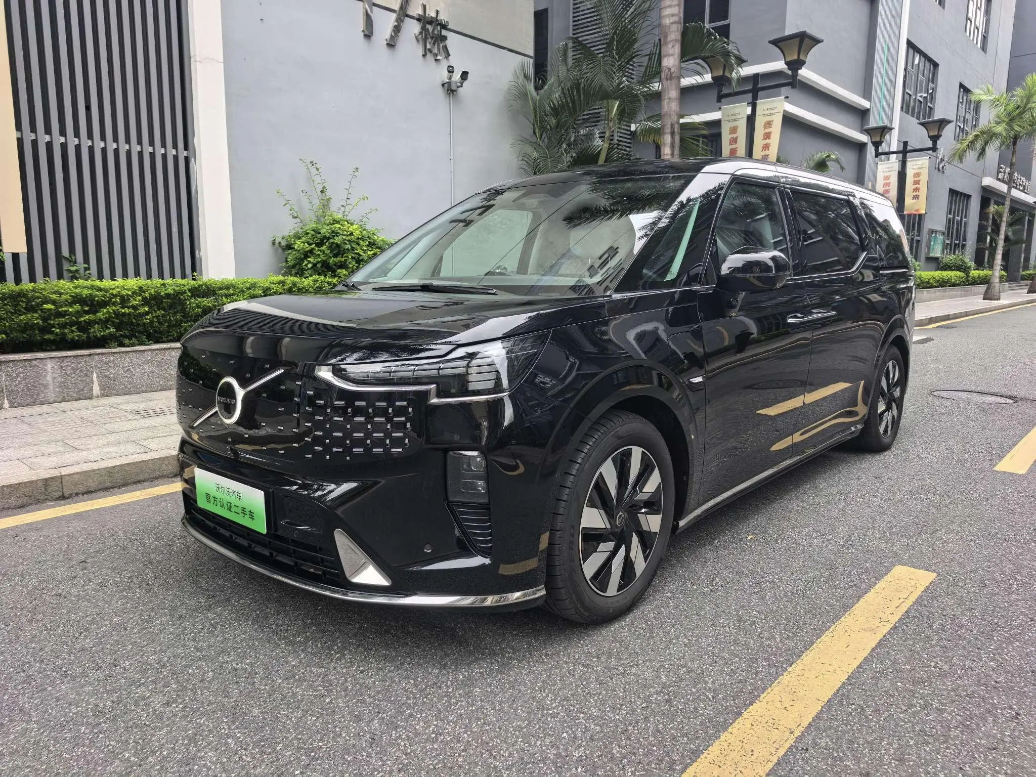 Volvo EM90  из Китая