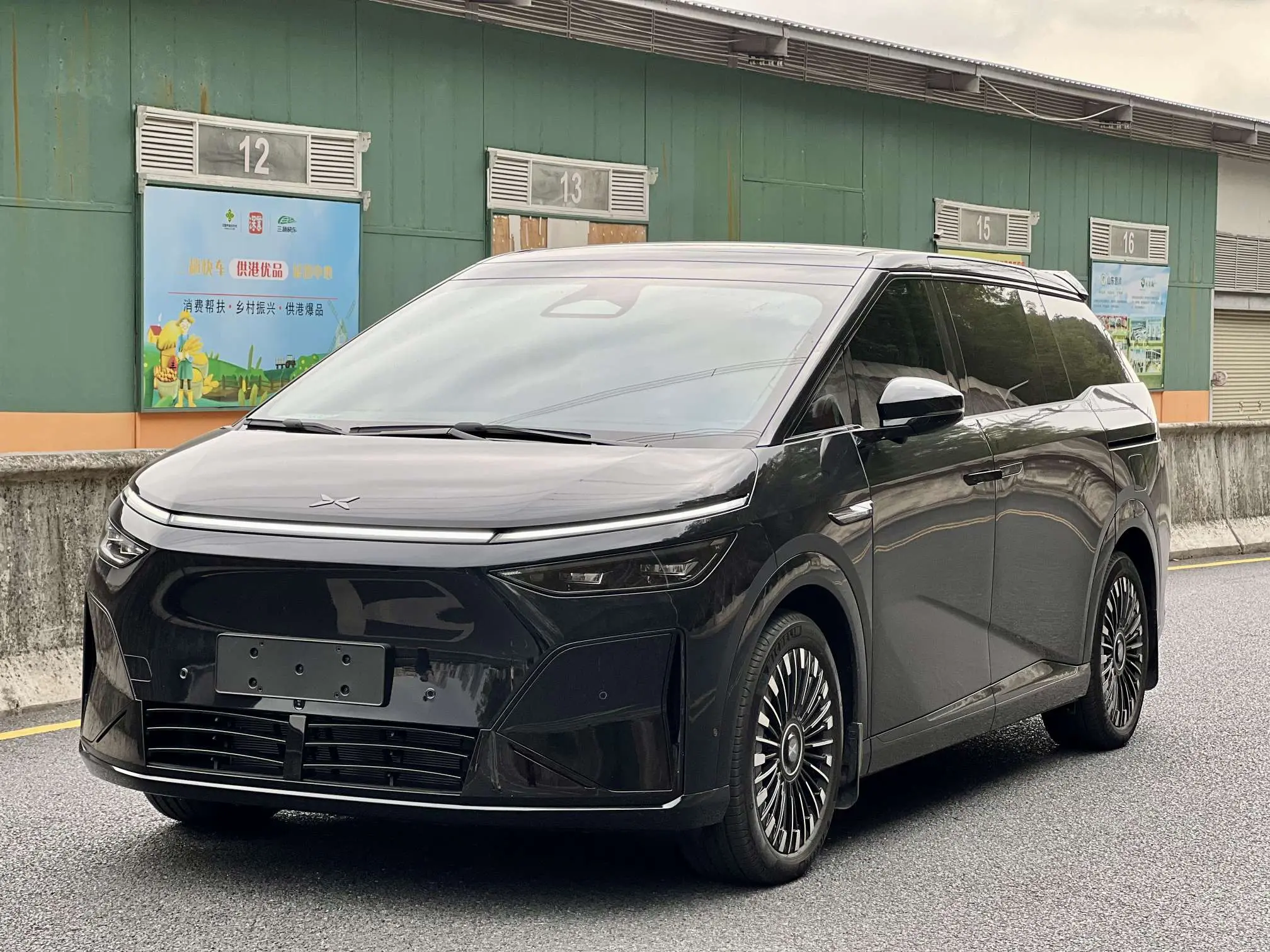 Xpeng X9  из Китая