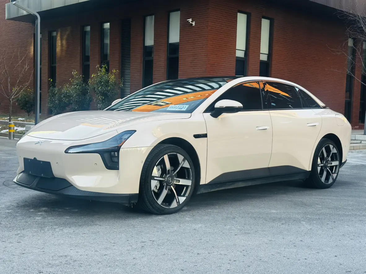 Xpeng Xiaopeng MONA M03  из Китая