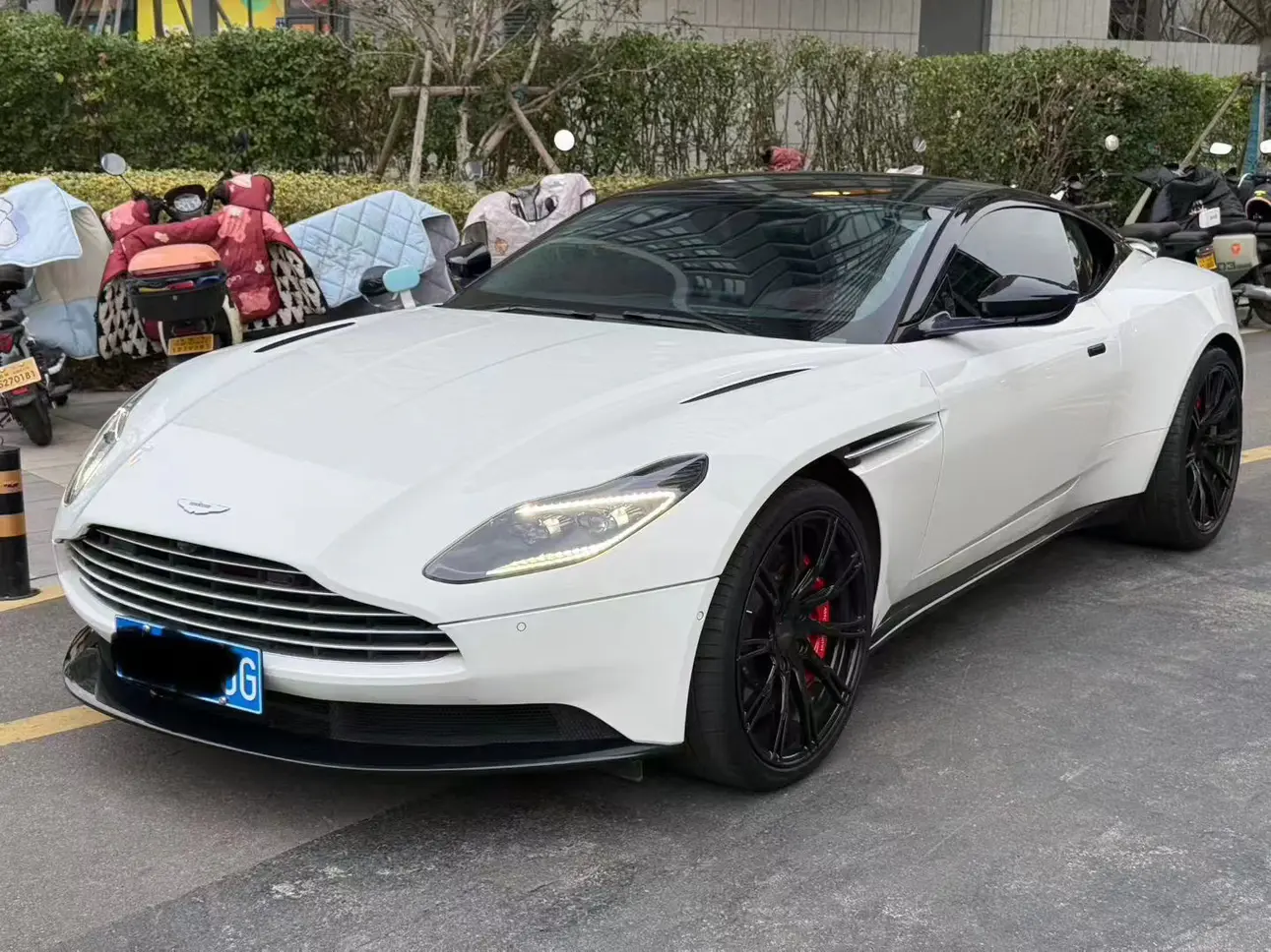 Aston Martin DB11  из Китая