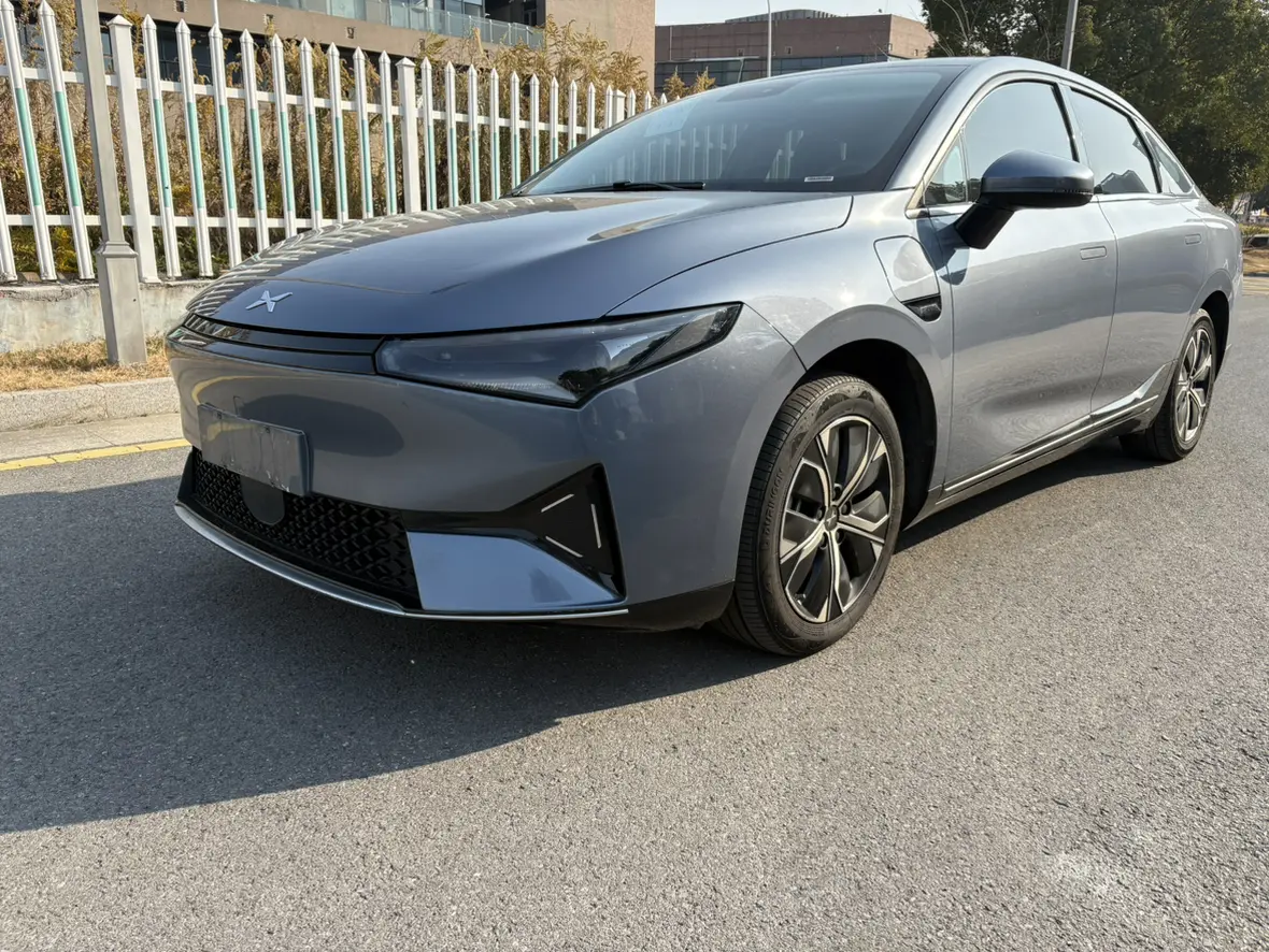 Xpeng P5  из Китая