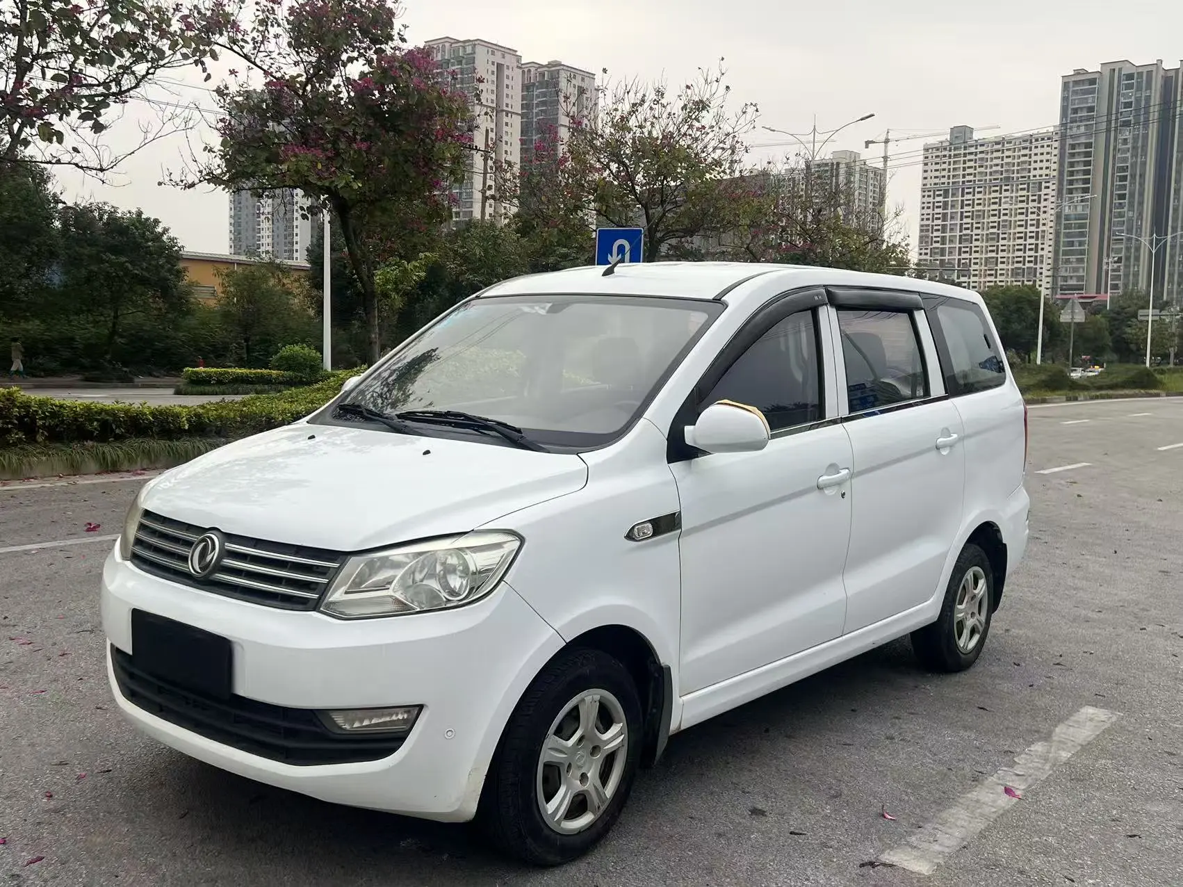 Dongfeng Fengon 330  из Китая