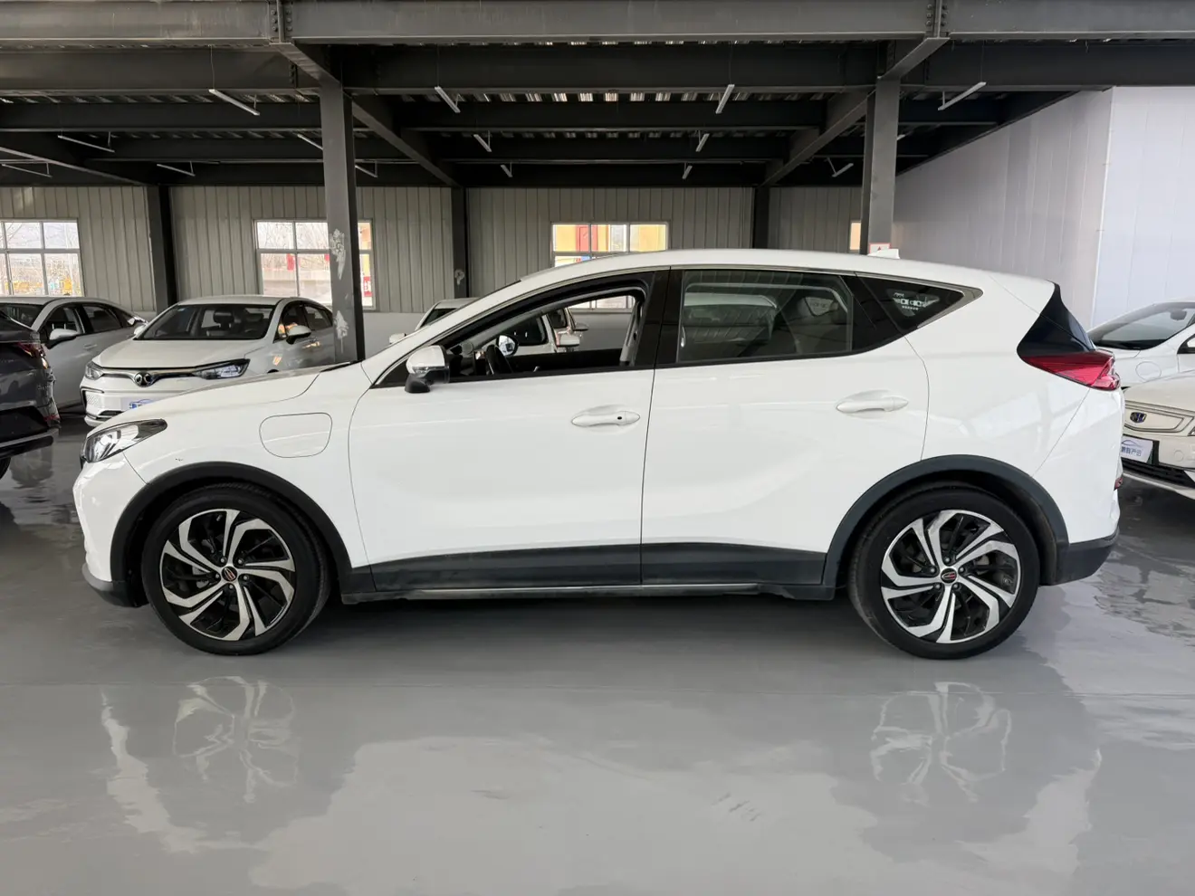 Hongqi E-HS3  из Китая