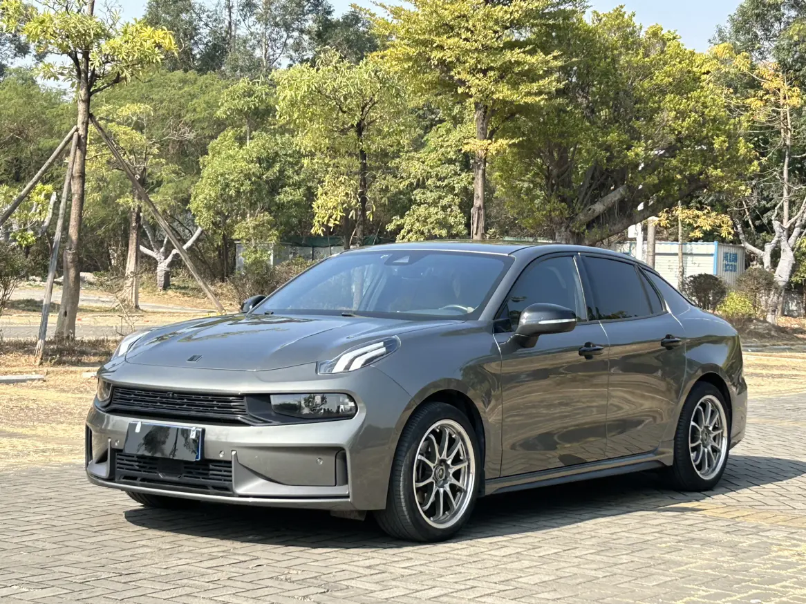 Lynk & Co 03