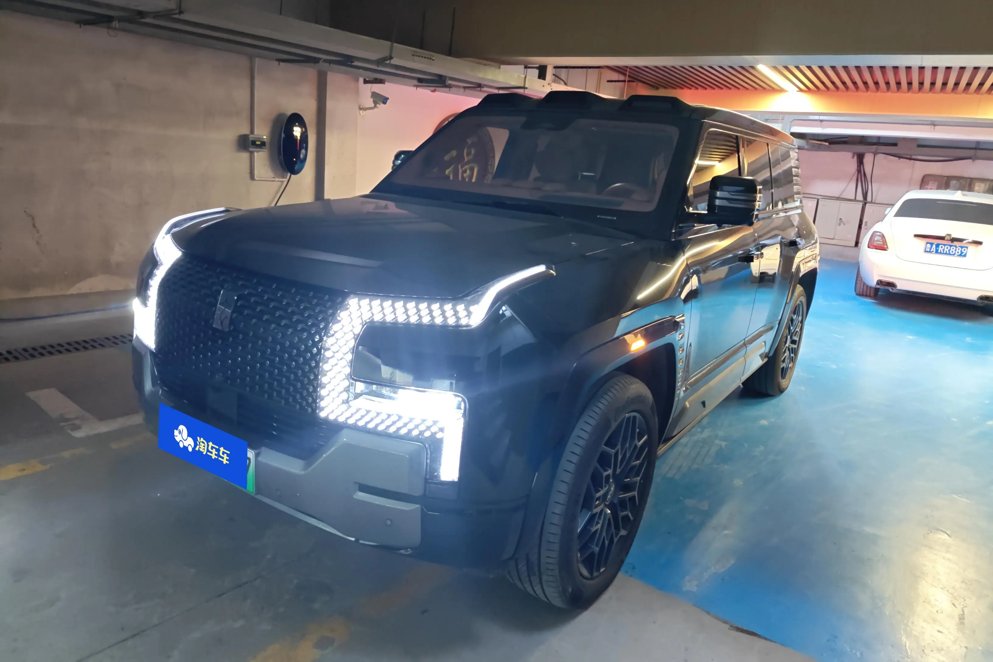 BYD Yangwang U8  из Китая