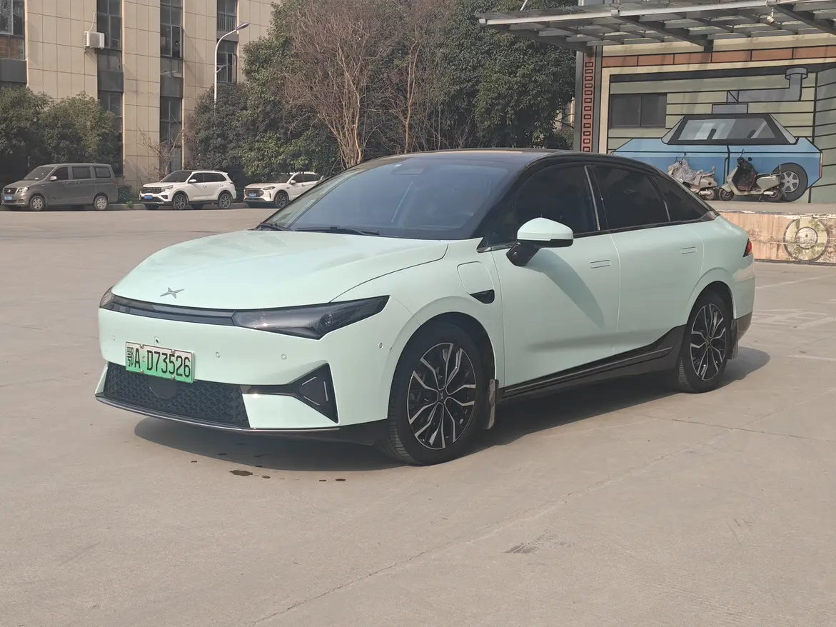 Xpeng P5  из Китая