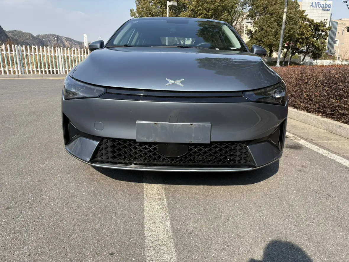 Xpeng P5  из Китая