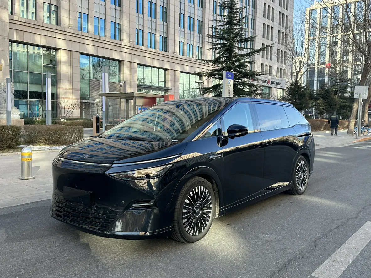 Xpeng X9  из Китая