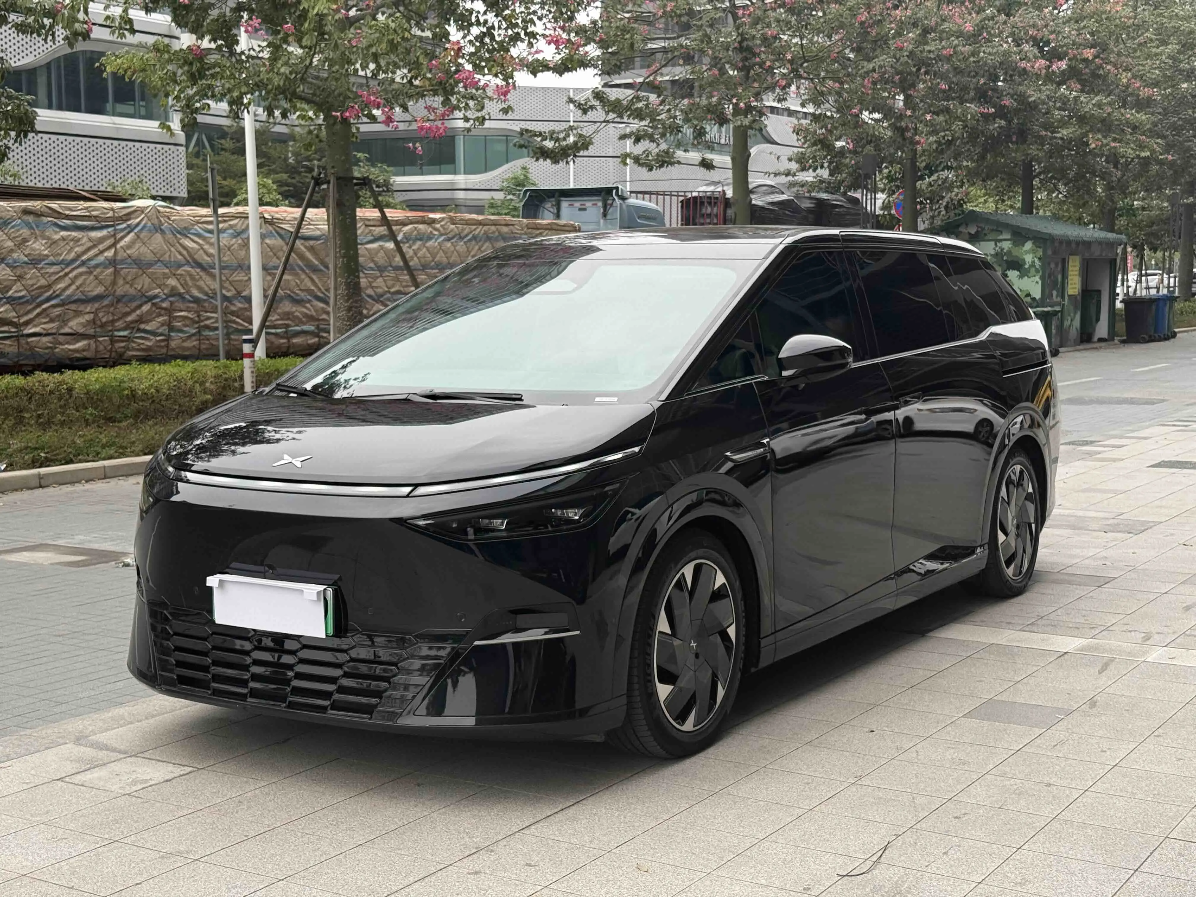 Xpeng X9  из Китая