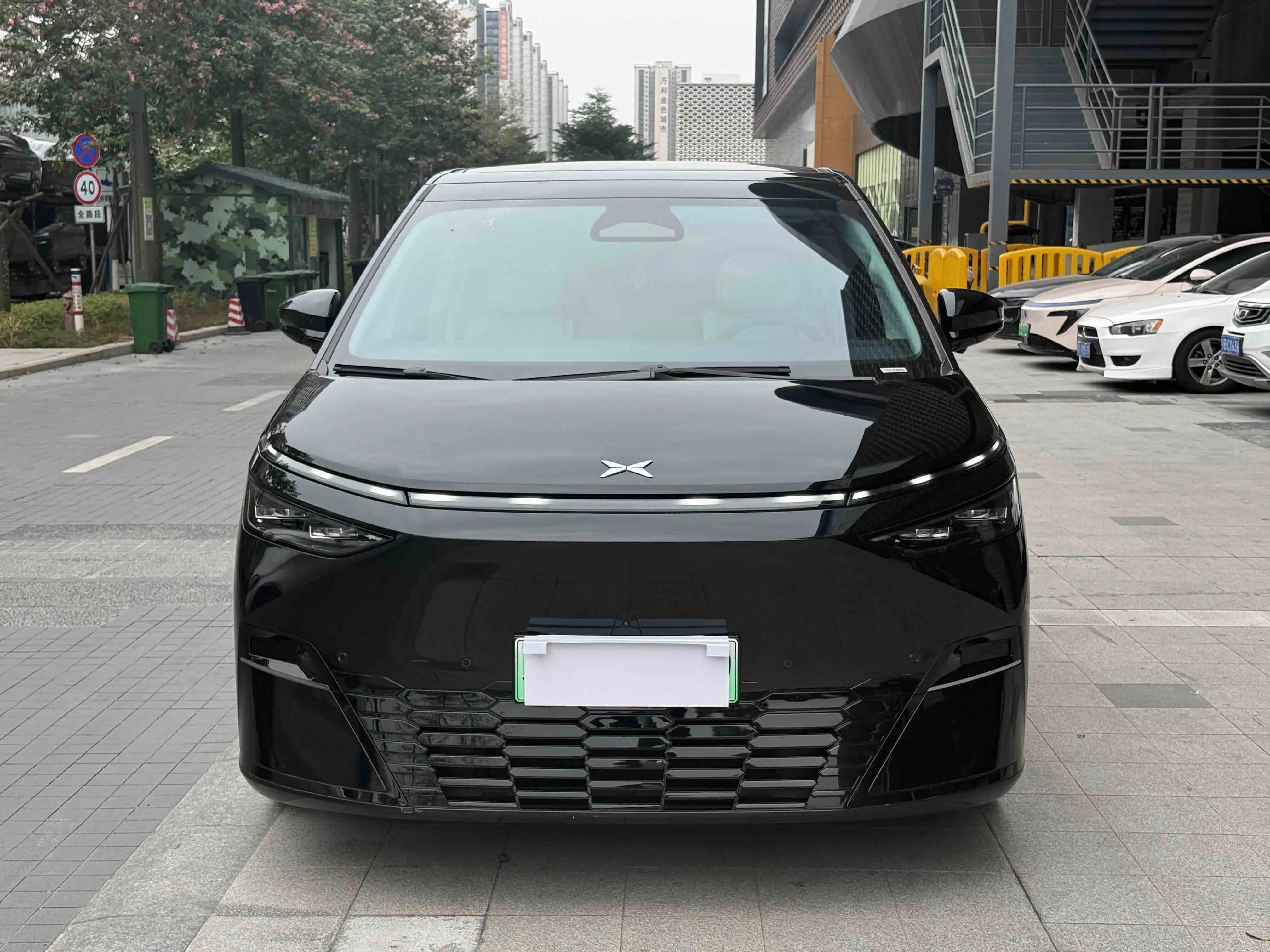 Xpeng X9  из Китая