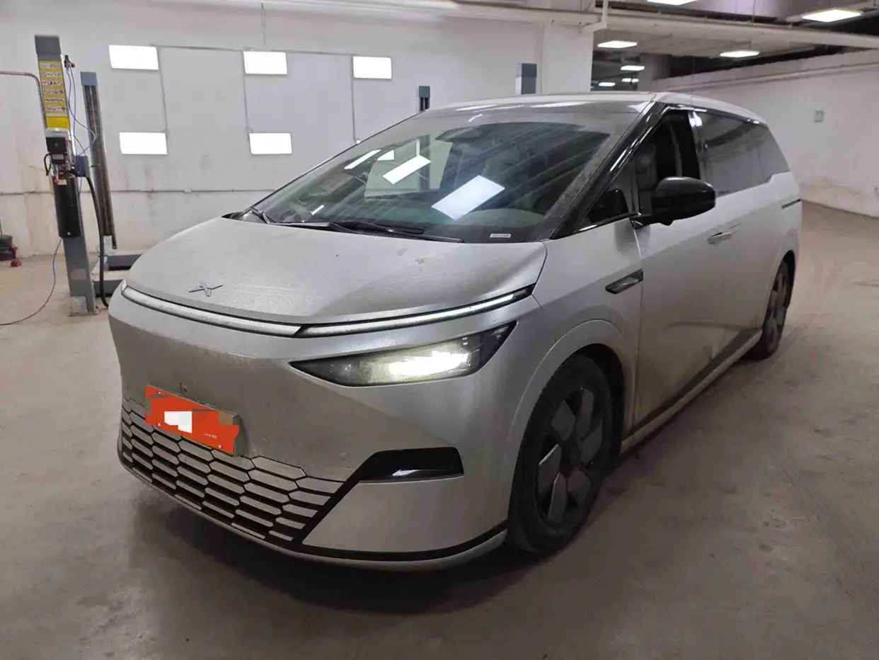 Xpeng X9  из Китая