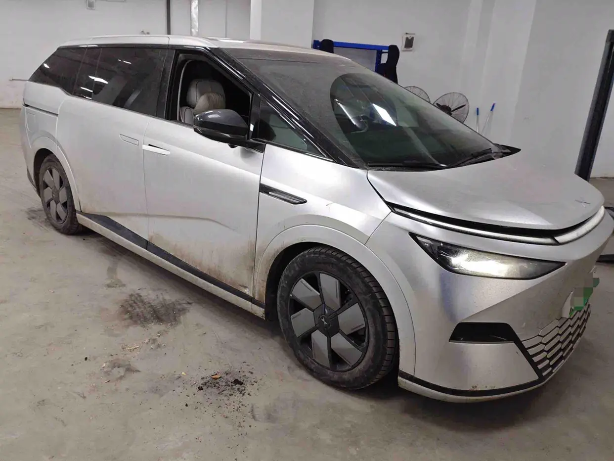 Xpeng X9  из Китая