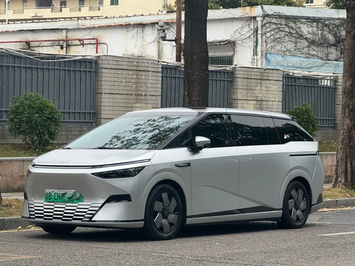 Xpeng X9  из Китая