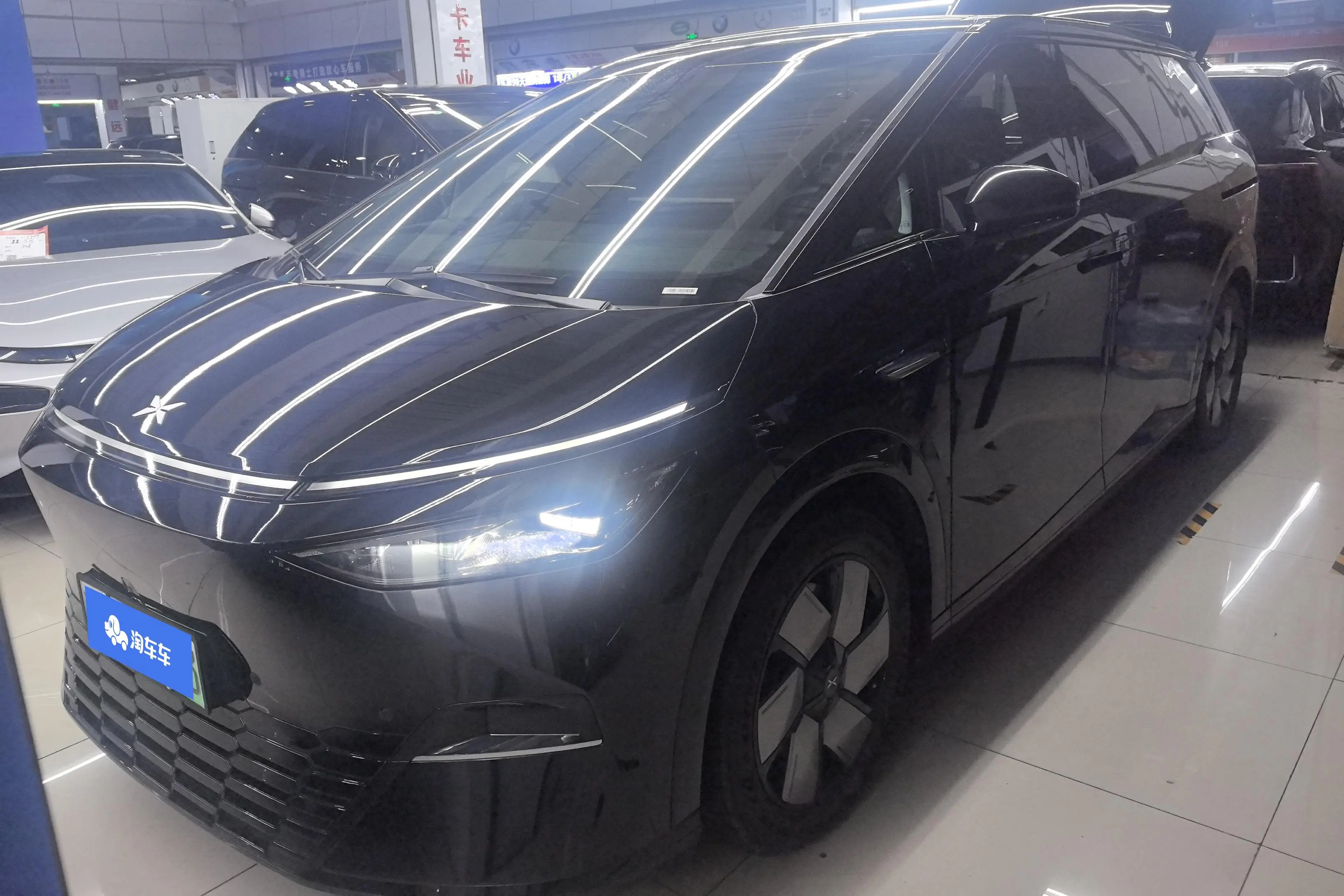 Xpeng X9  из Китая