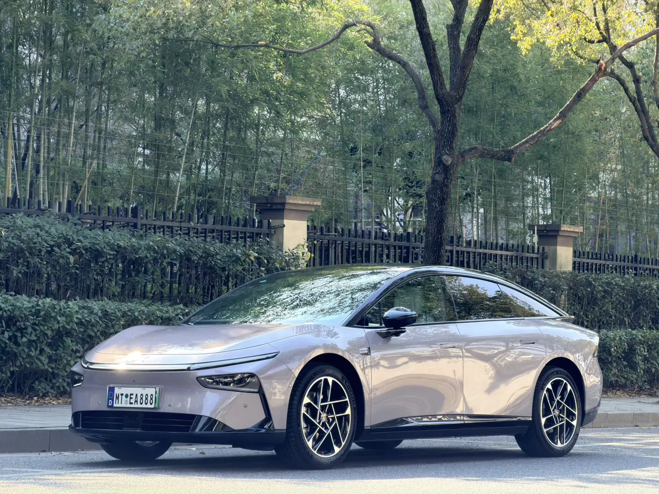 Xpeng P7+  из Китая