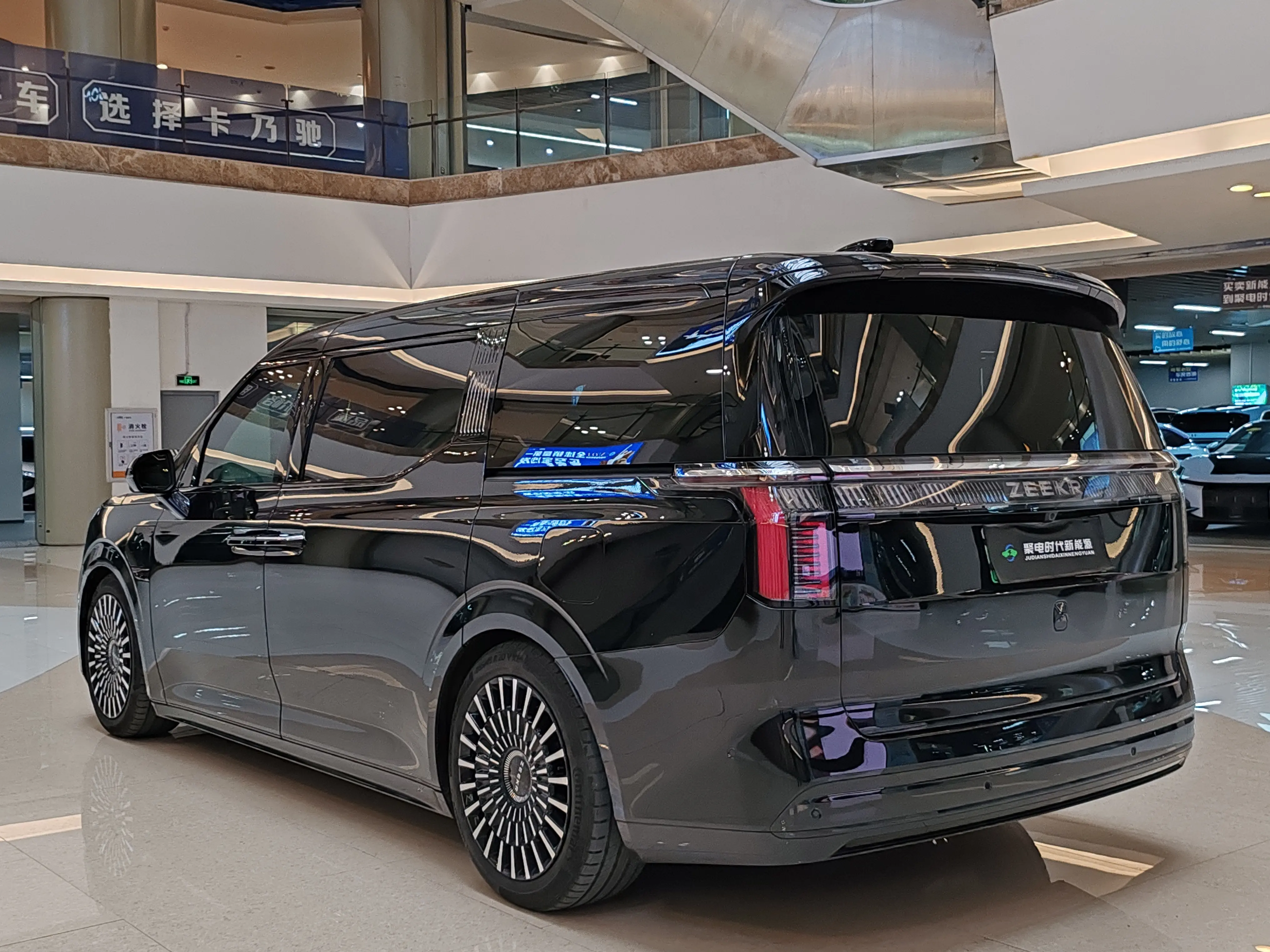 ZEEKR 009  из Китая