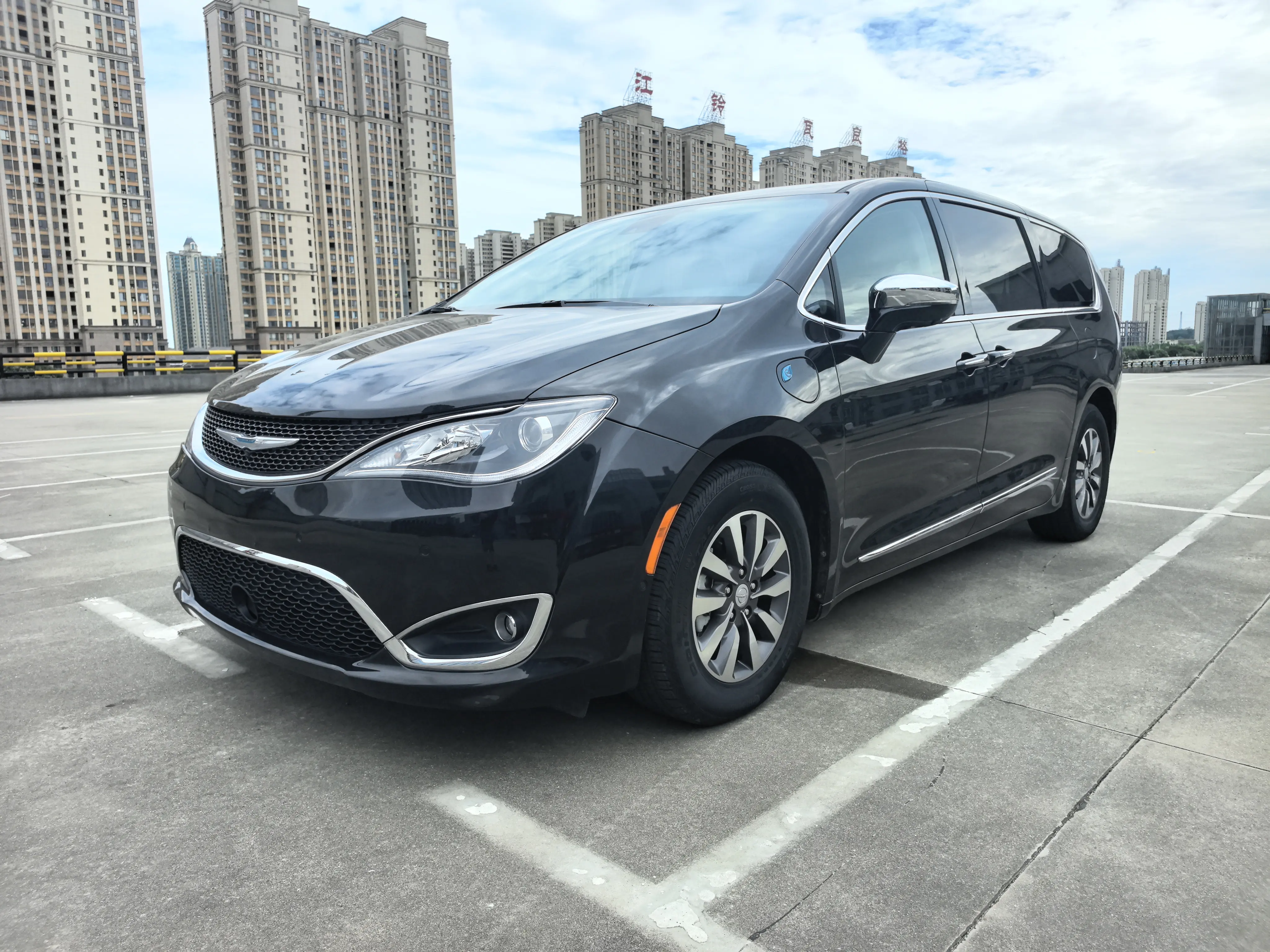 Chrysler Grand Voyager PHEV  из Китая