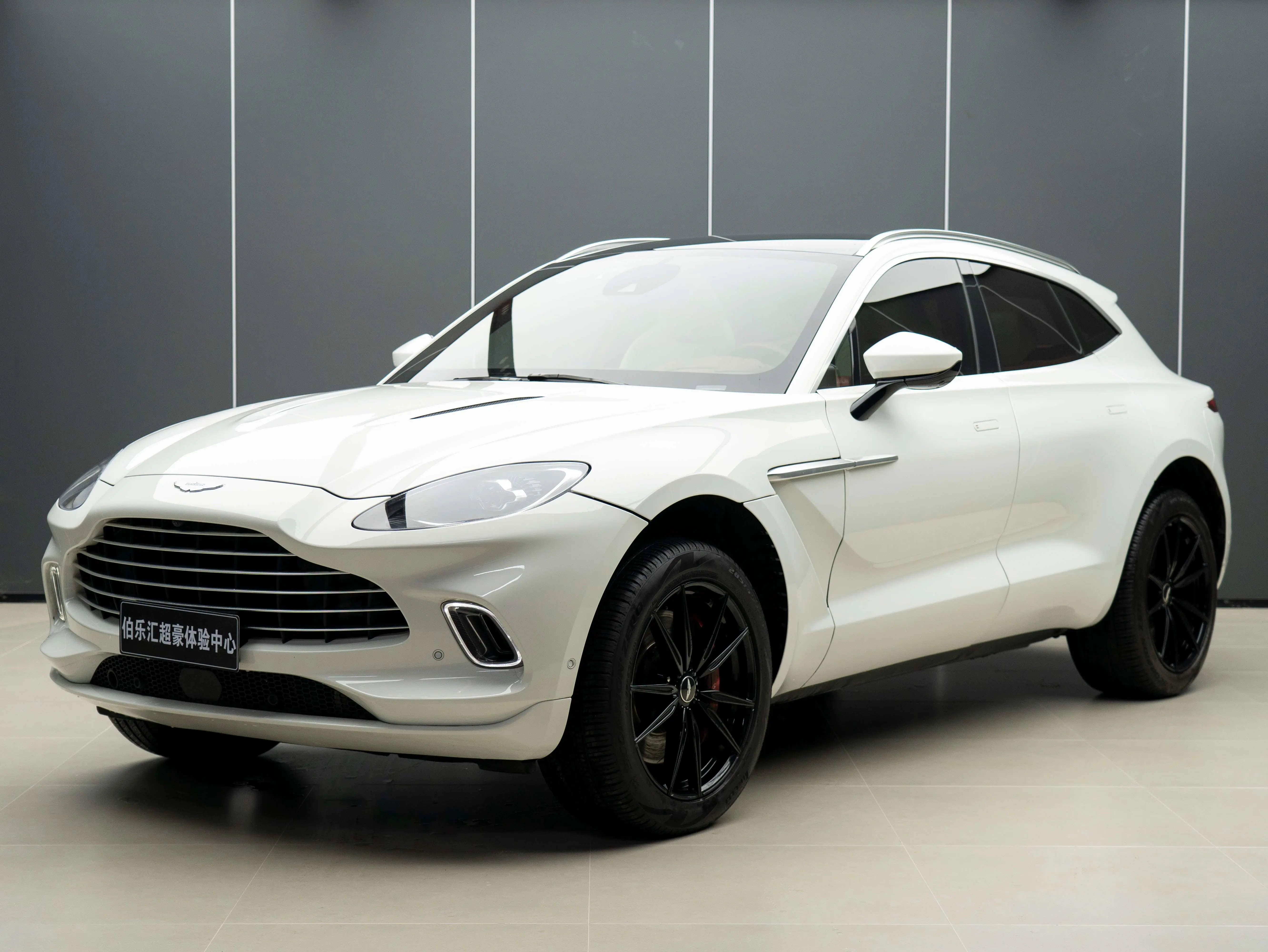 Aston Martin DBX  из Китая