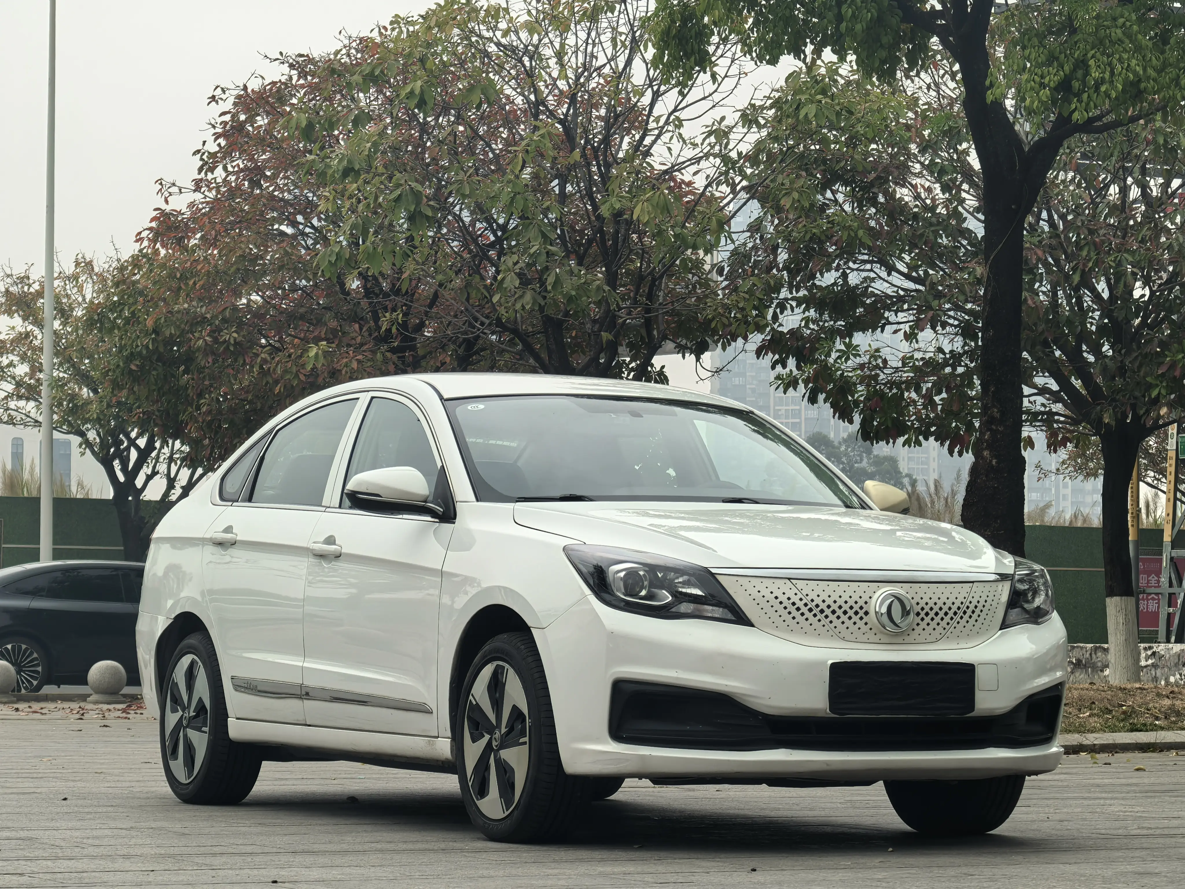 Dongfeng Fengshen E70  из Китая