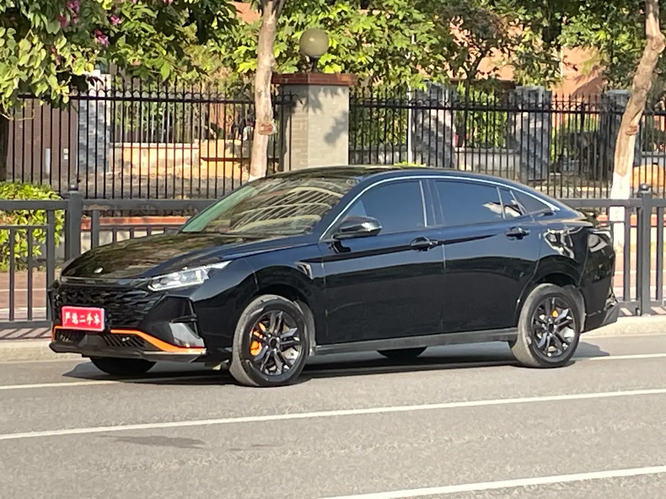 Dongfeng Yixuan  из Китая