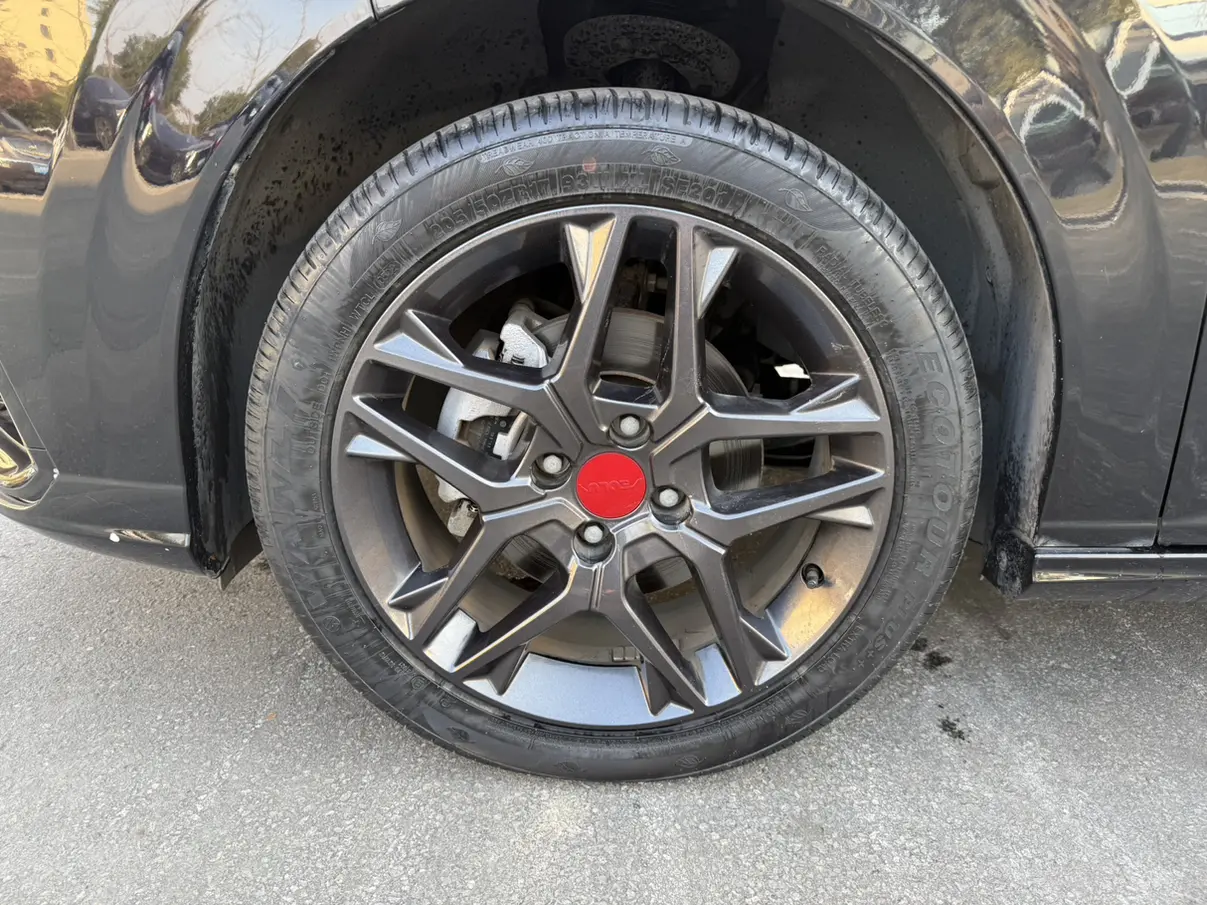 Dongfeng Yixuan  из Китая