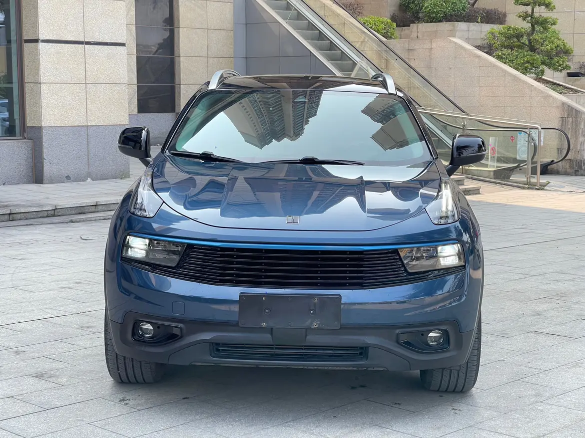 Lynk & Co 01  из Китая