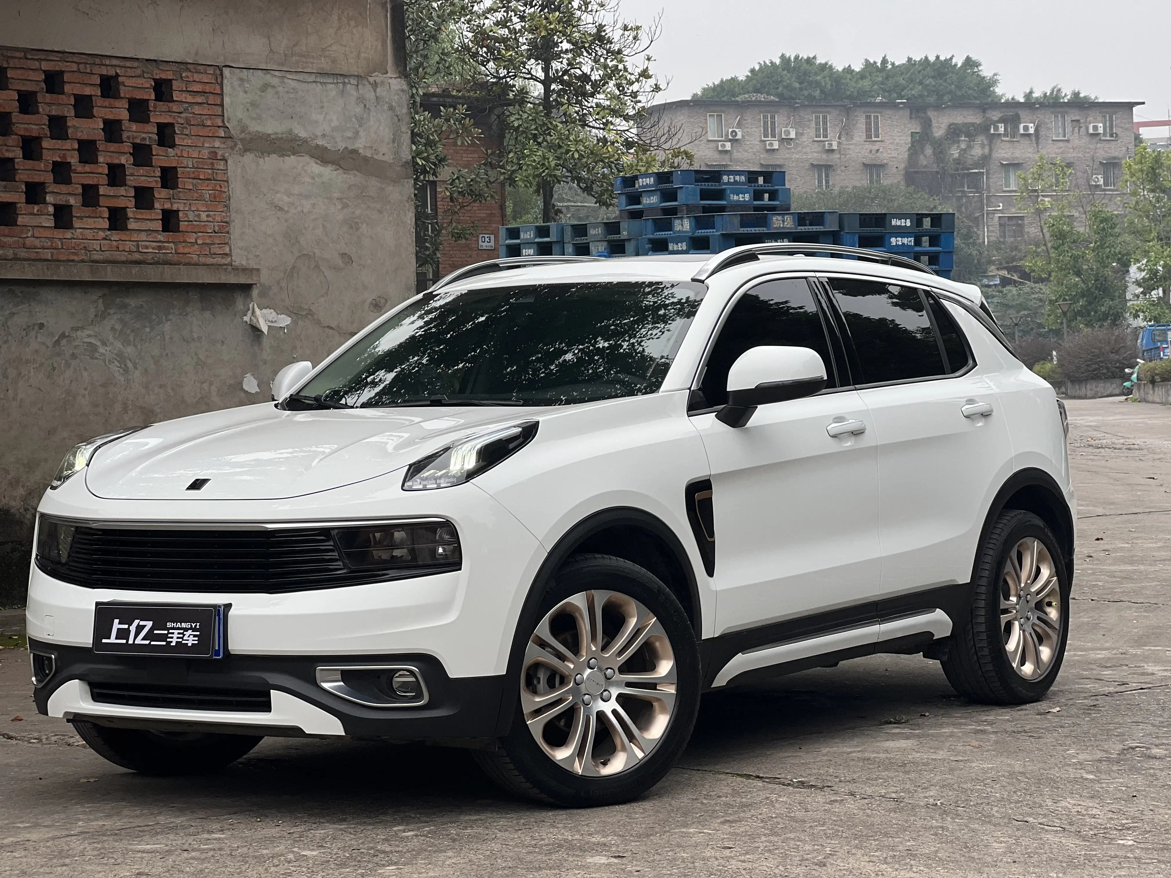 Lynk & Co 01  из Китая