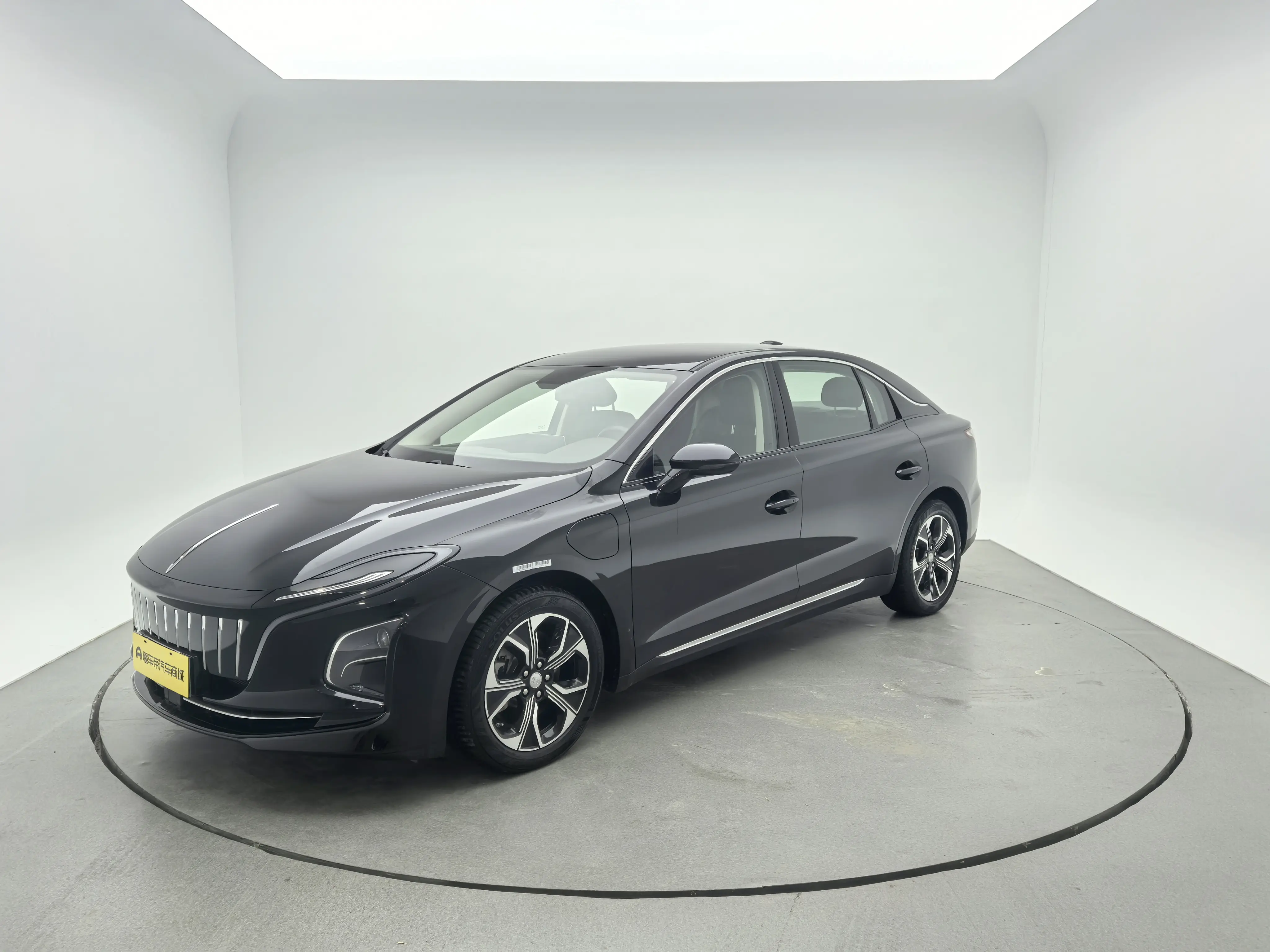 Hongqi E-QM5  из Китая