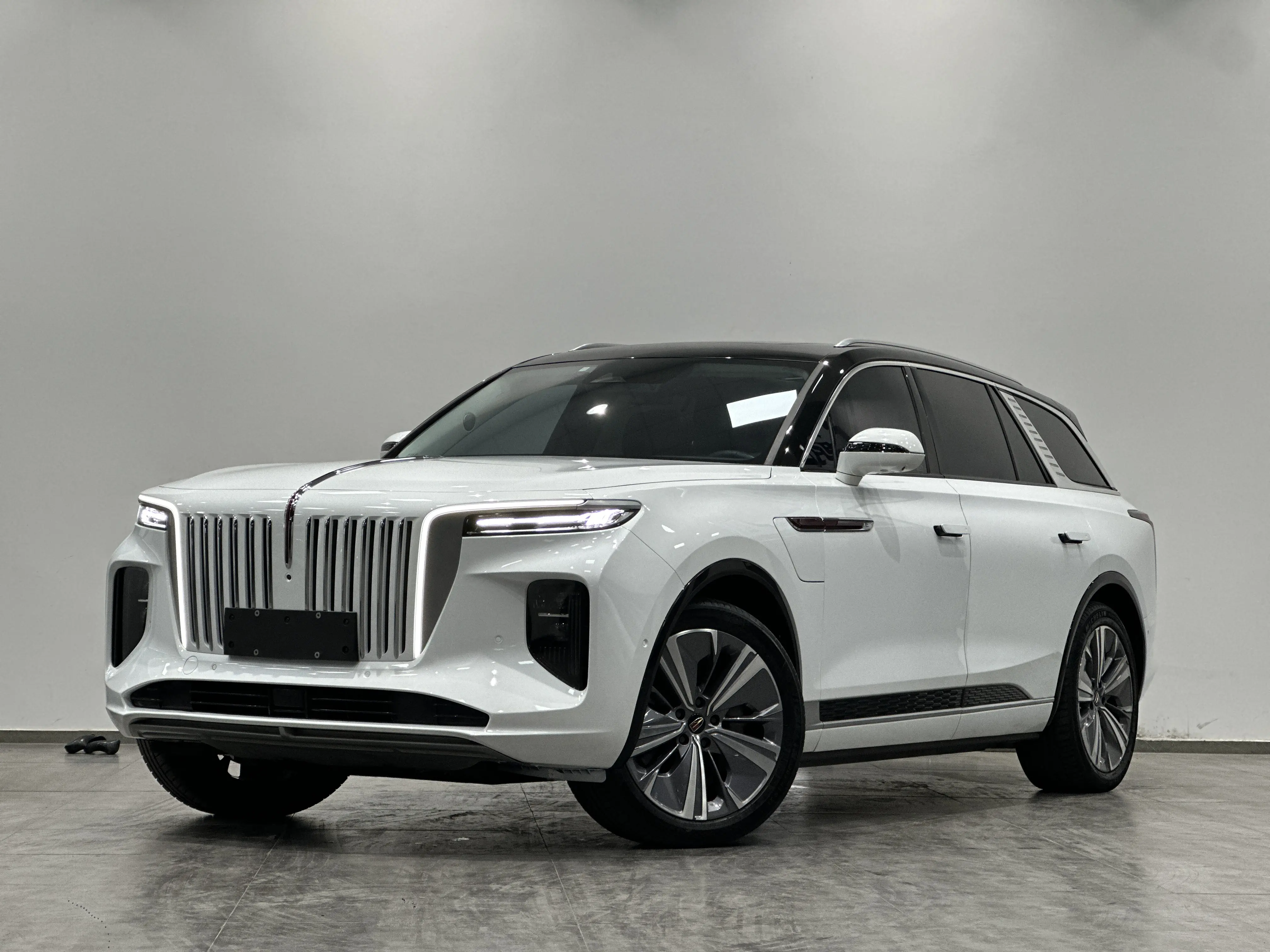 Hongqi E-HS9  из Китая