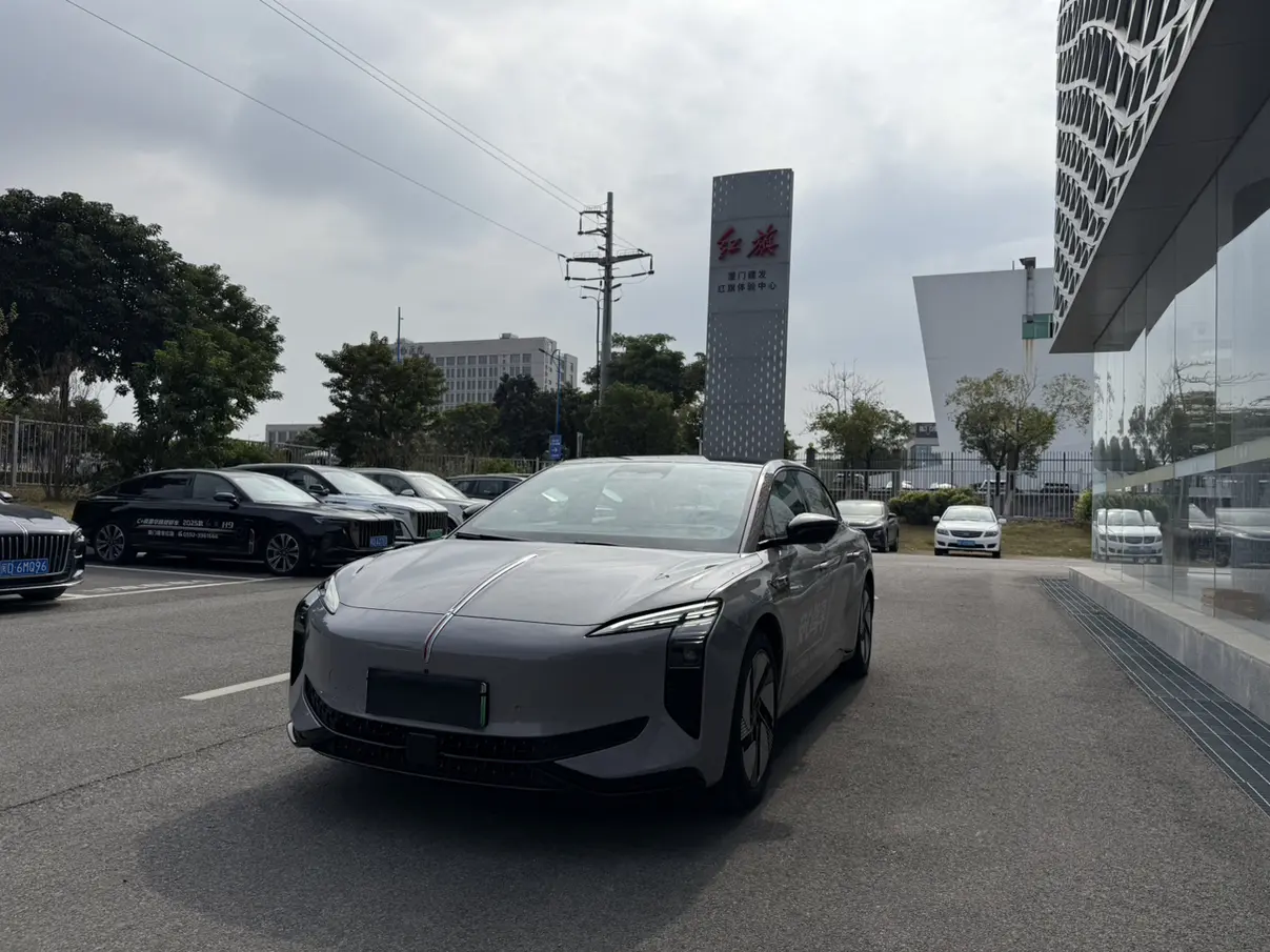 Hongqi EH7  из Китая