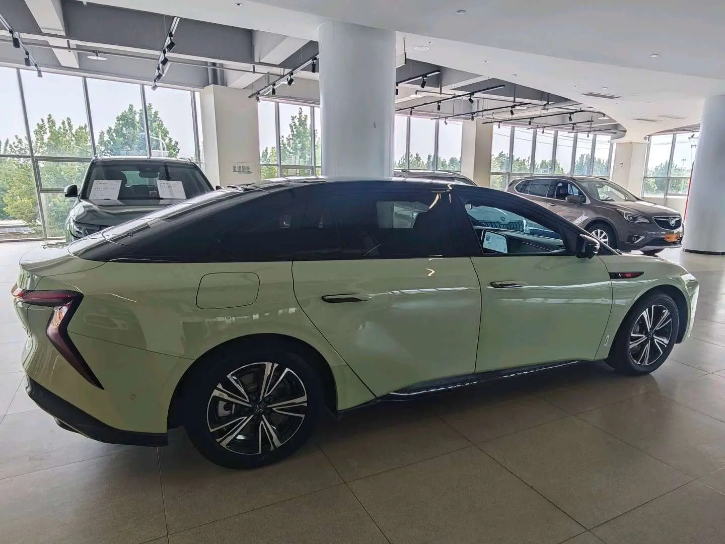 Hongqi EH7  из Китая