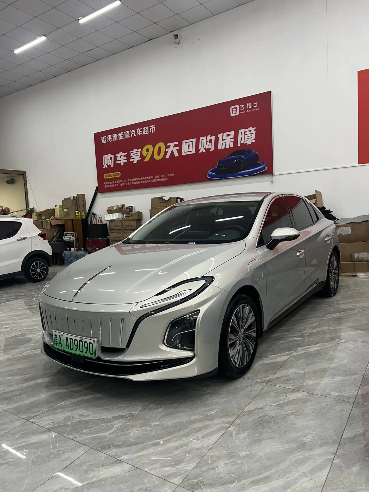 Hongqi E-QM5  из Китая