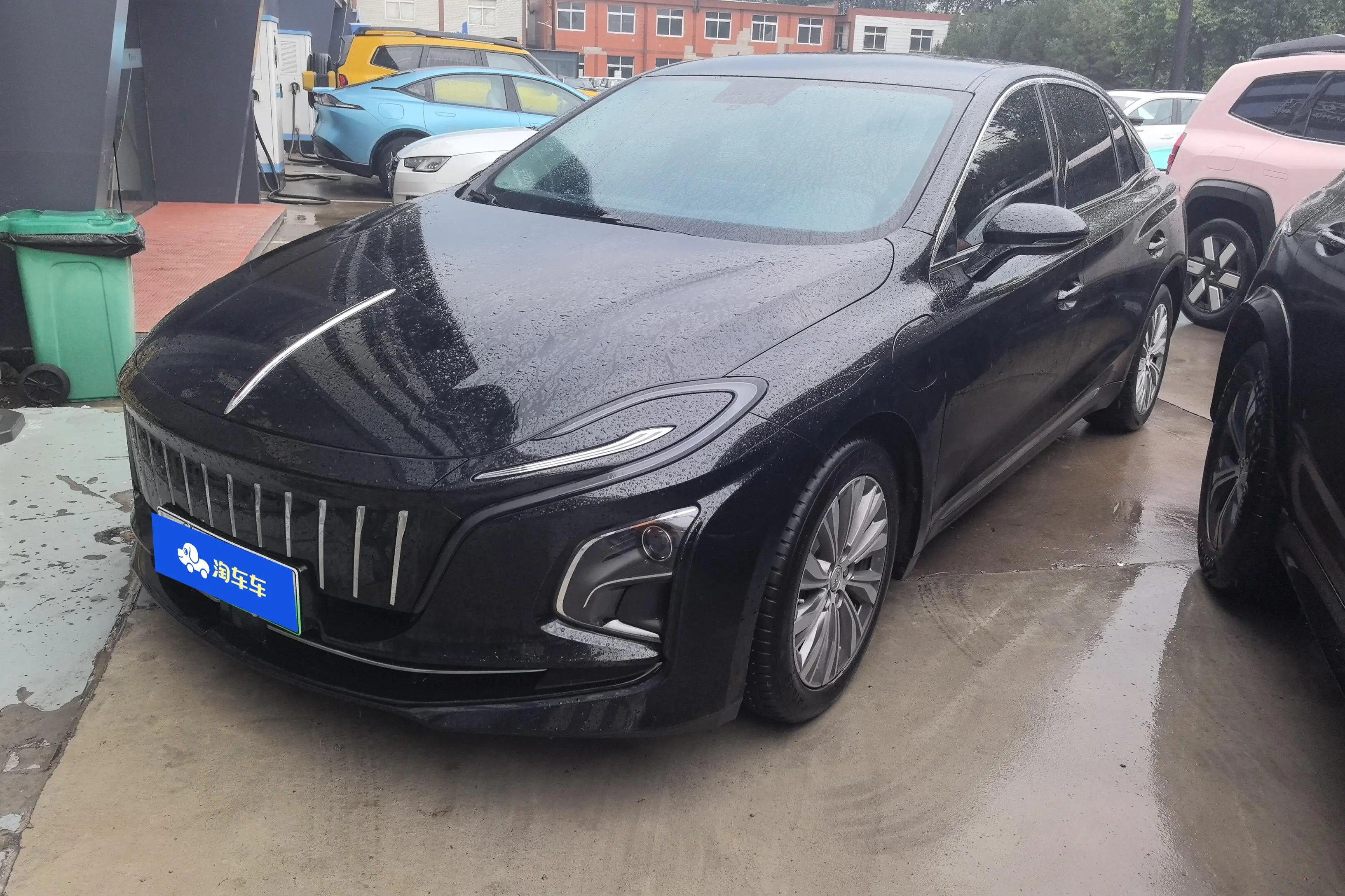 Hongqi E-QM5  из Китая