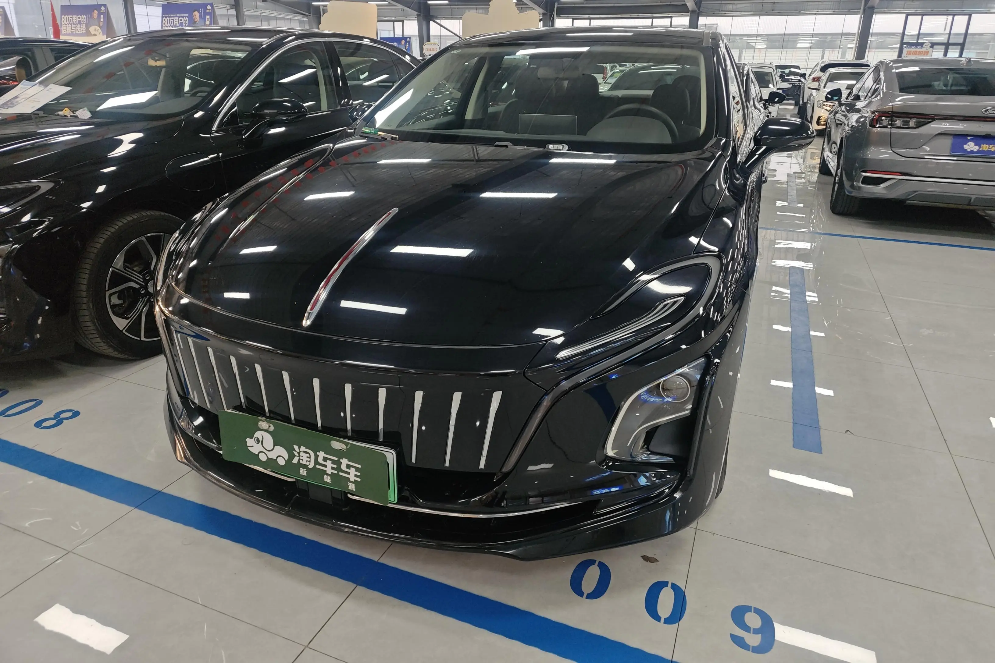 Hongqi E-QM5  из Китая