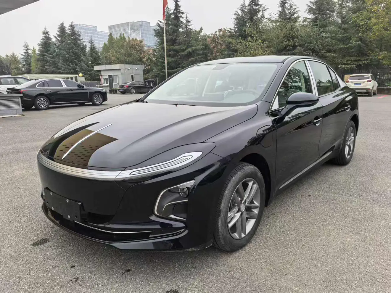 Hongqi E-QM5  из Китая