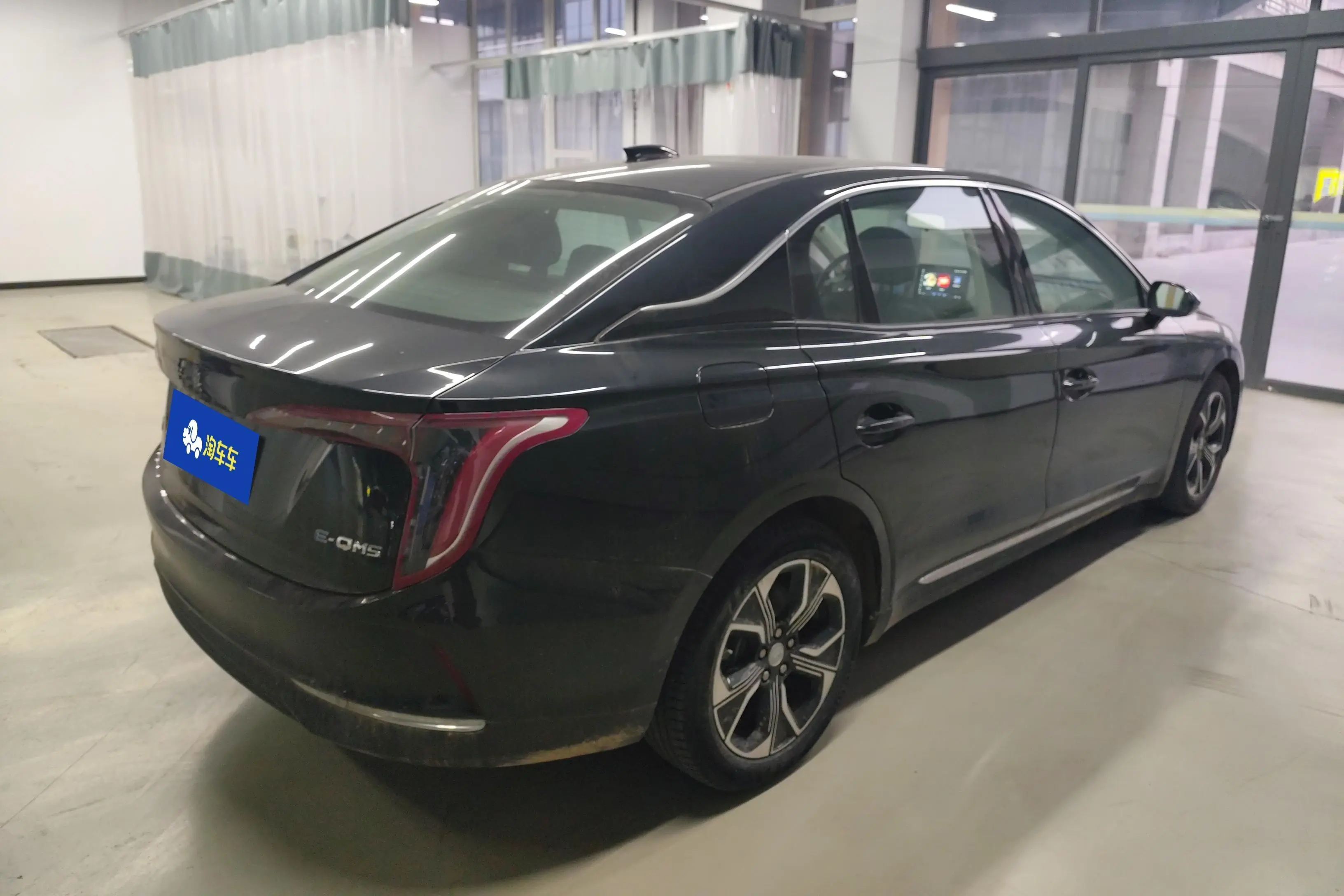 Hongqi E-QM5  из Китая