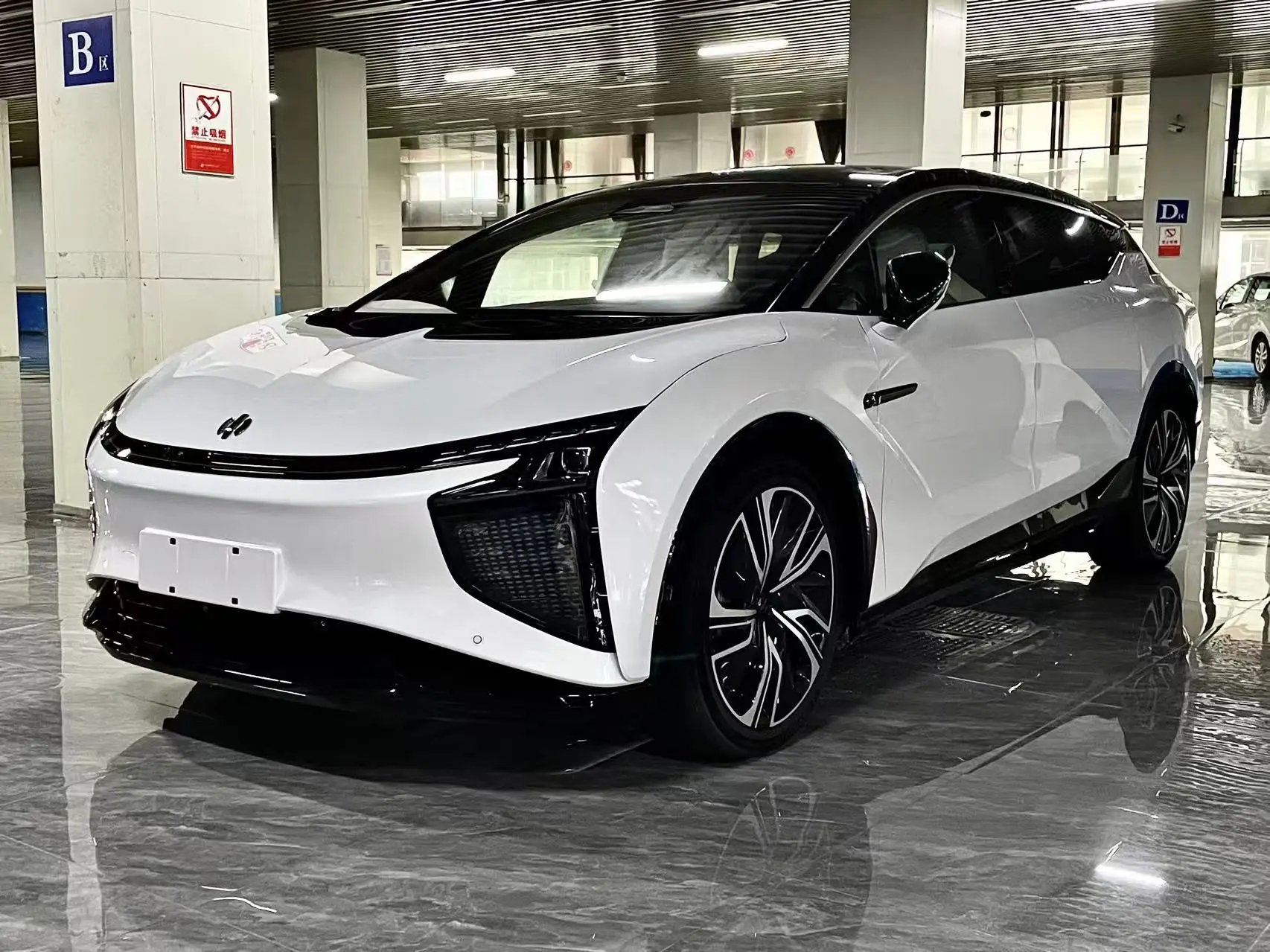 HiPhi X  из Китая