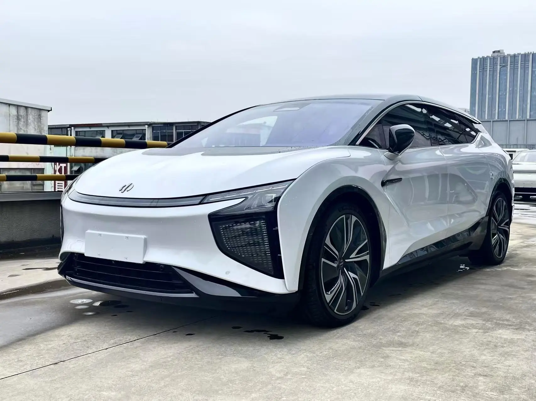 HiPhi X  из Китая