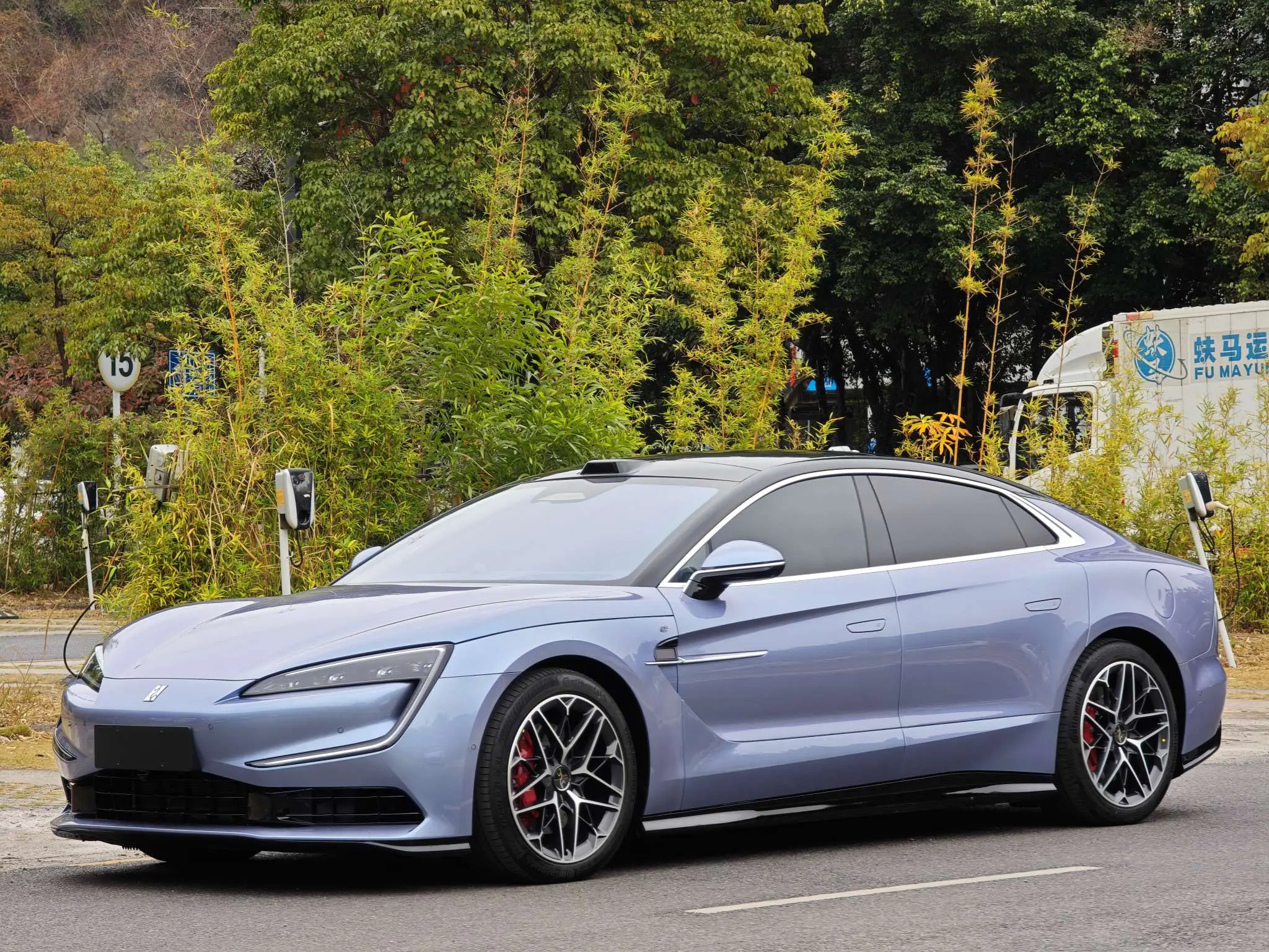 BYD Looking up at the U7 PHEV  из Китая