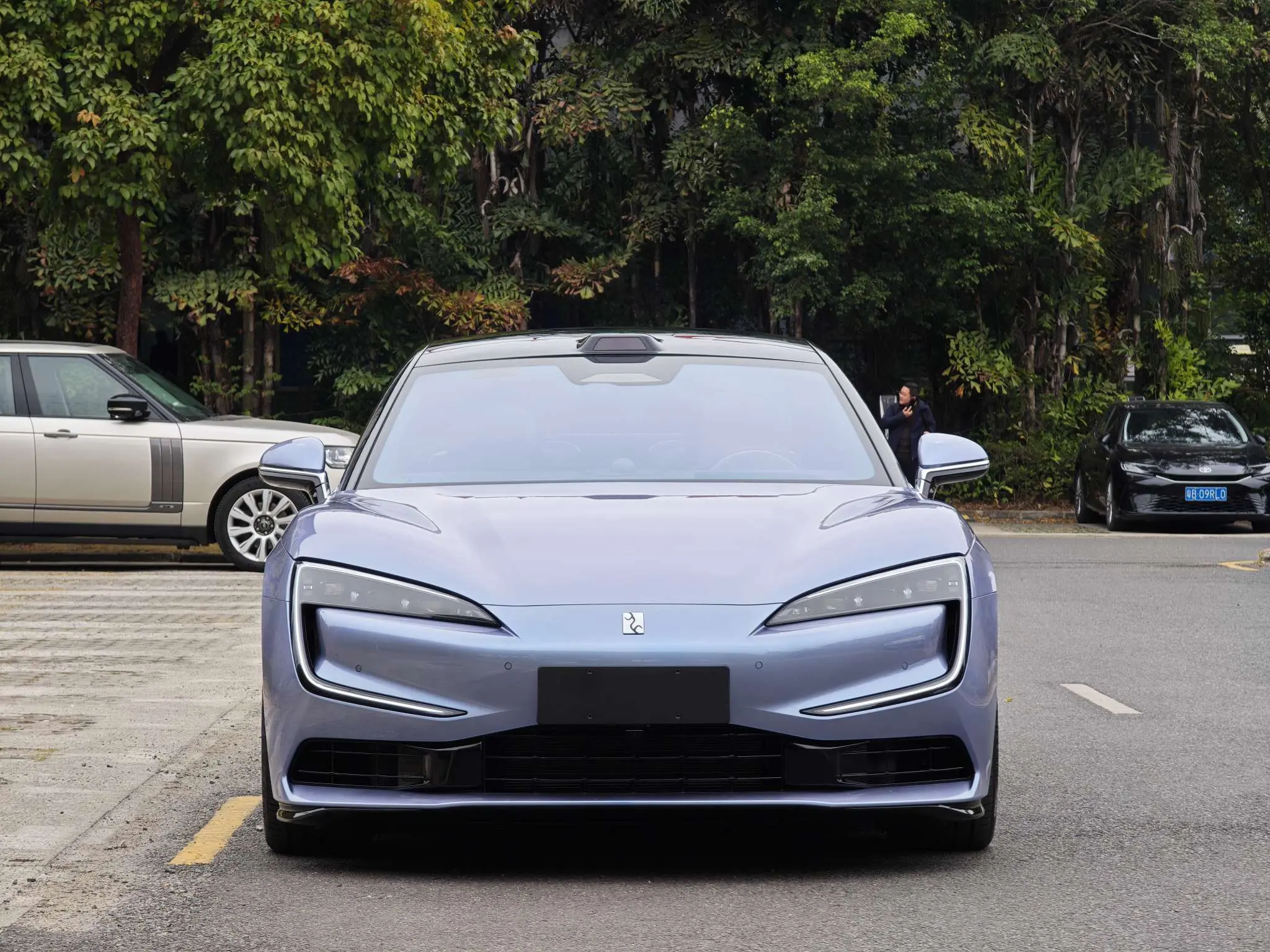 BYD Looking up at the U7 PHEV  из Китая