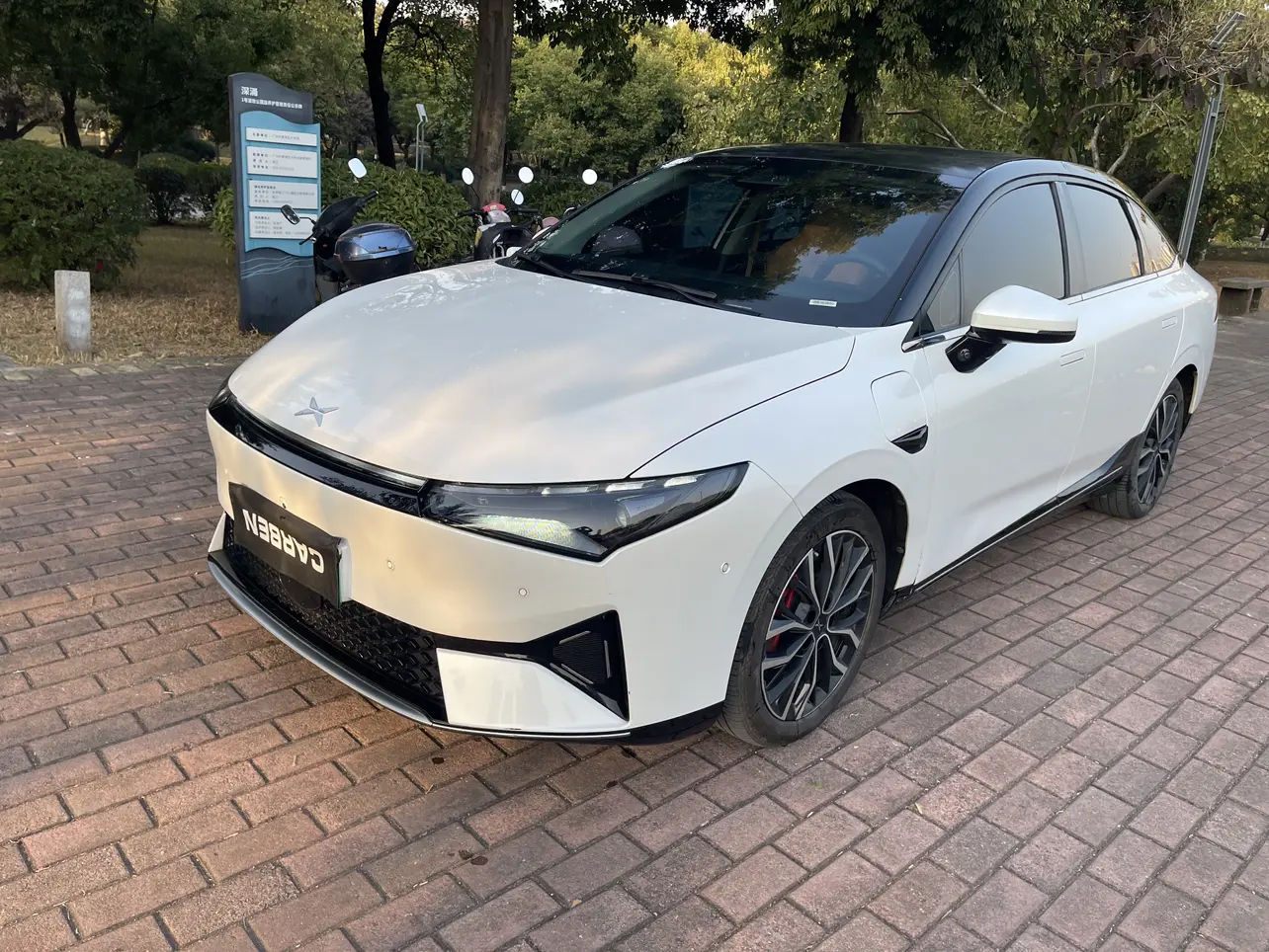 Xpeng P5  из Китая