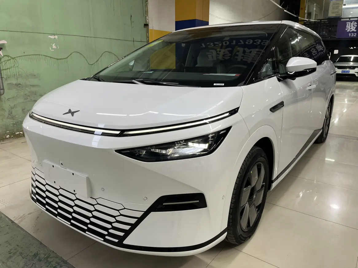 Xpeng X9  из Китая