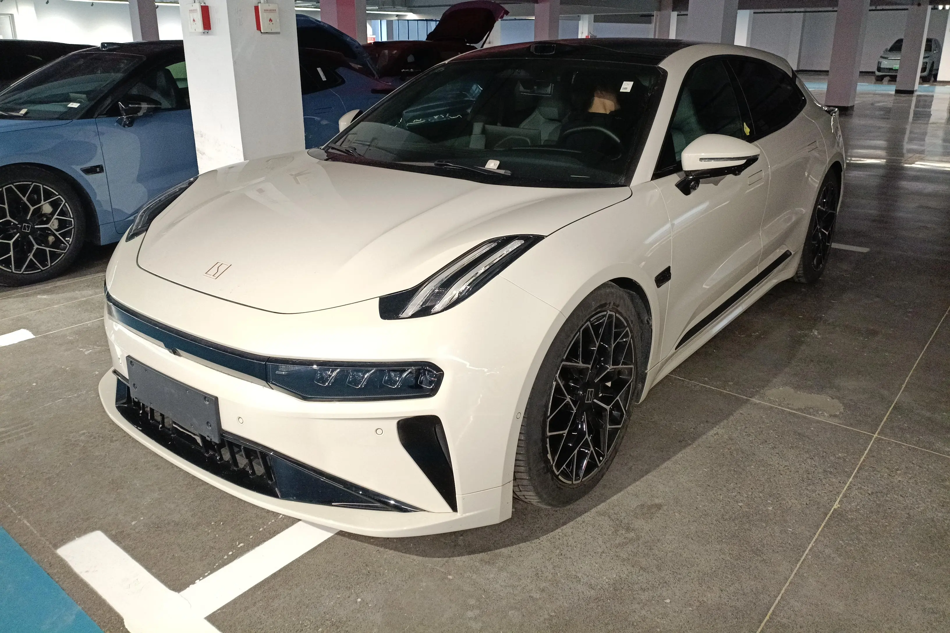 ZEEKR 001  из Китая