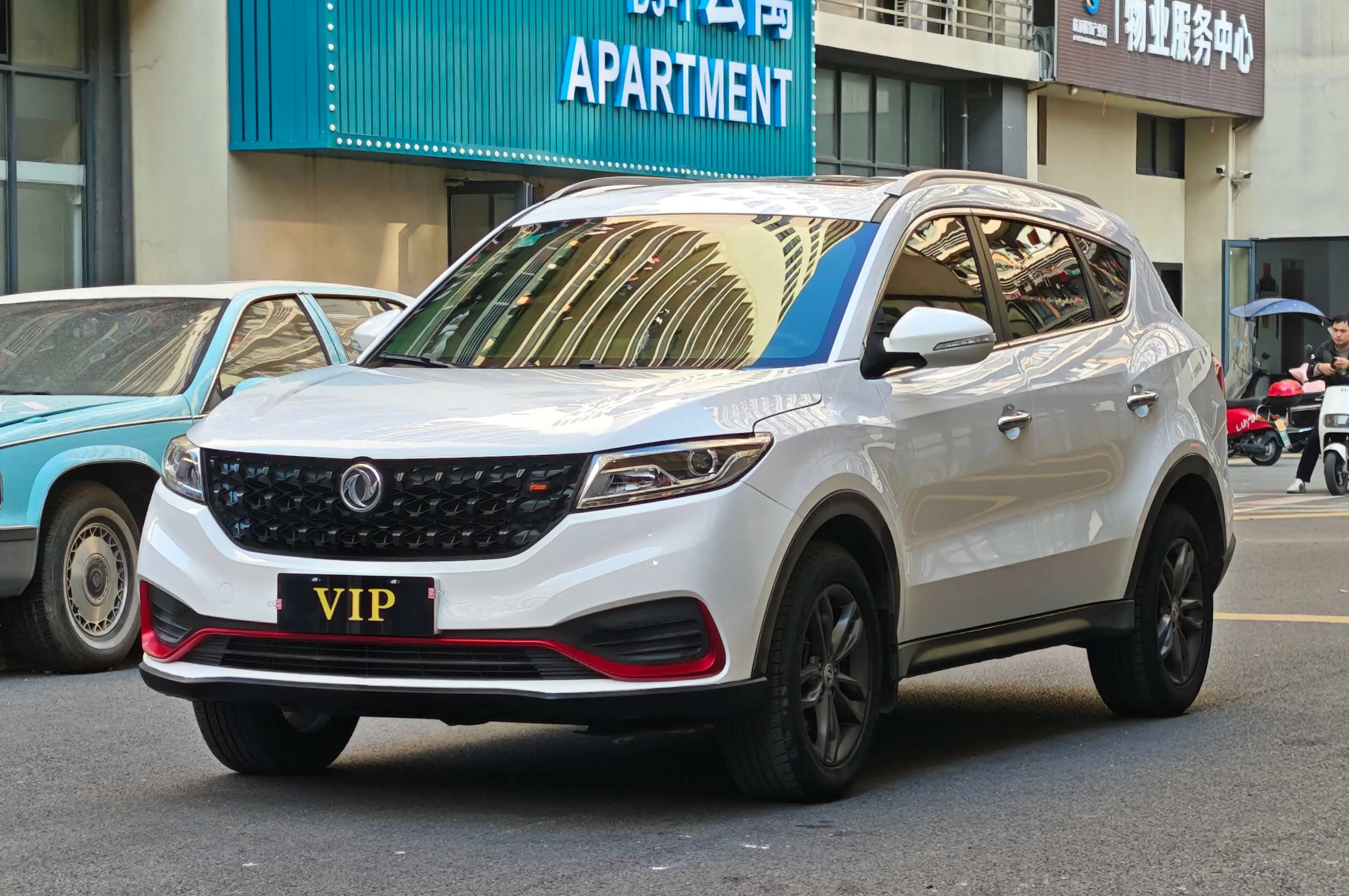 Dongfeng Fengon 580  из Китая