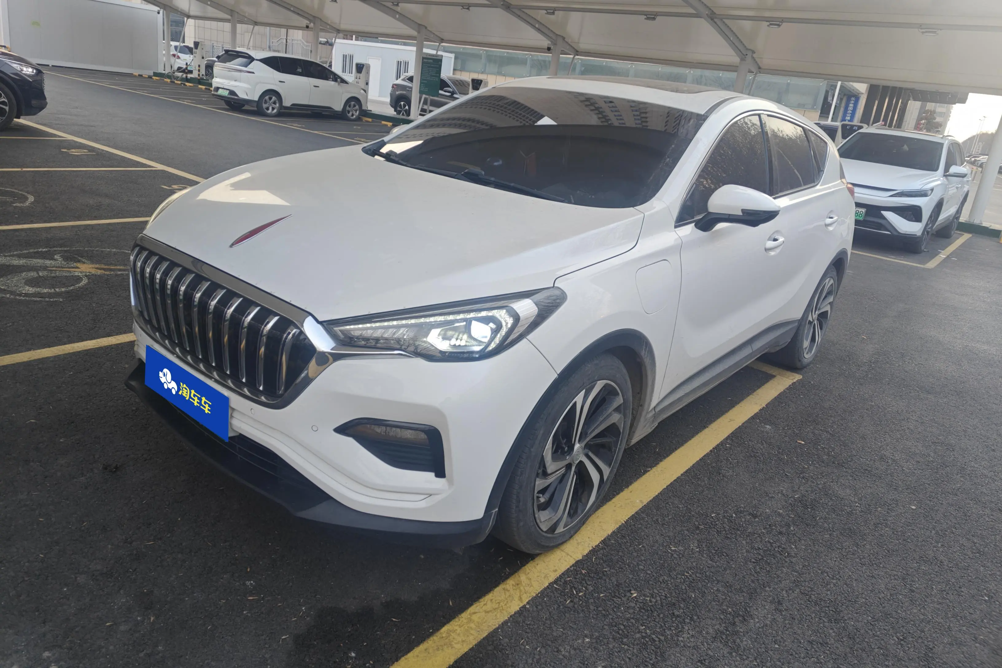 Hongqi E-HS3  из Китая