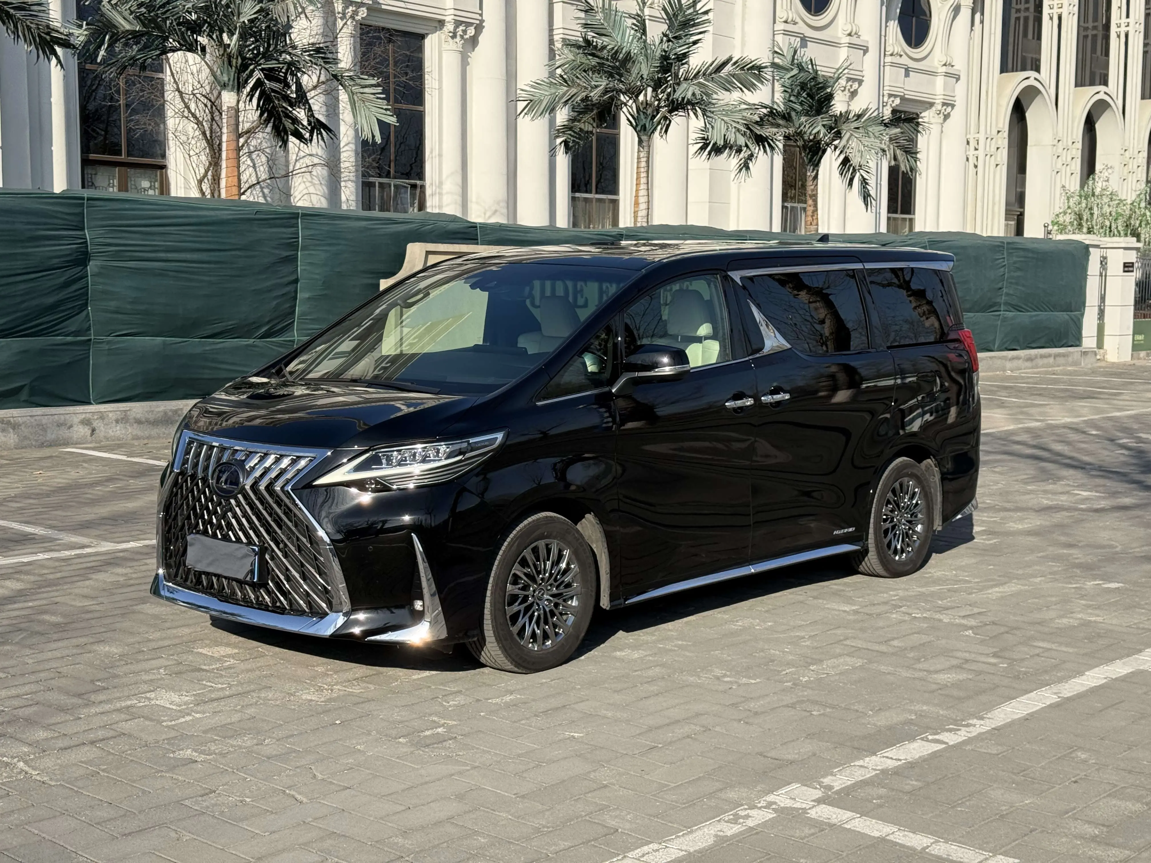 Lexus LM  из Китая